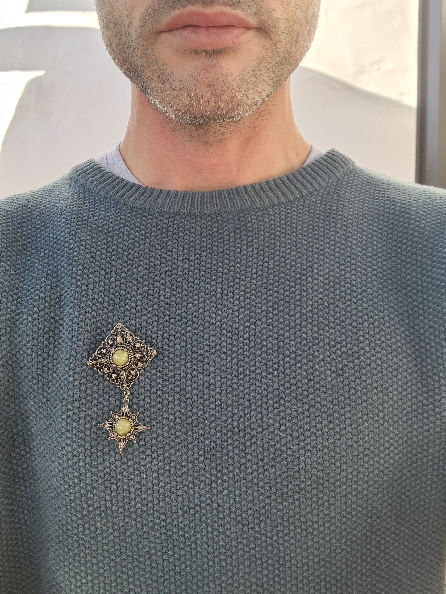 Large sized Vintage costume Scottish inspired dangle starburst brooch - set with faux Connemara Marble glass cabochons.