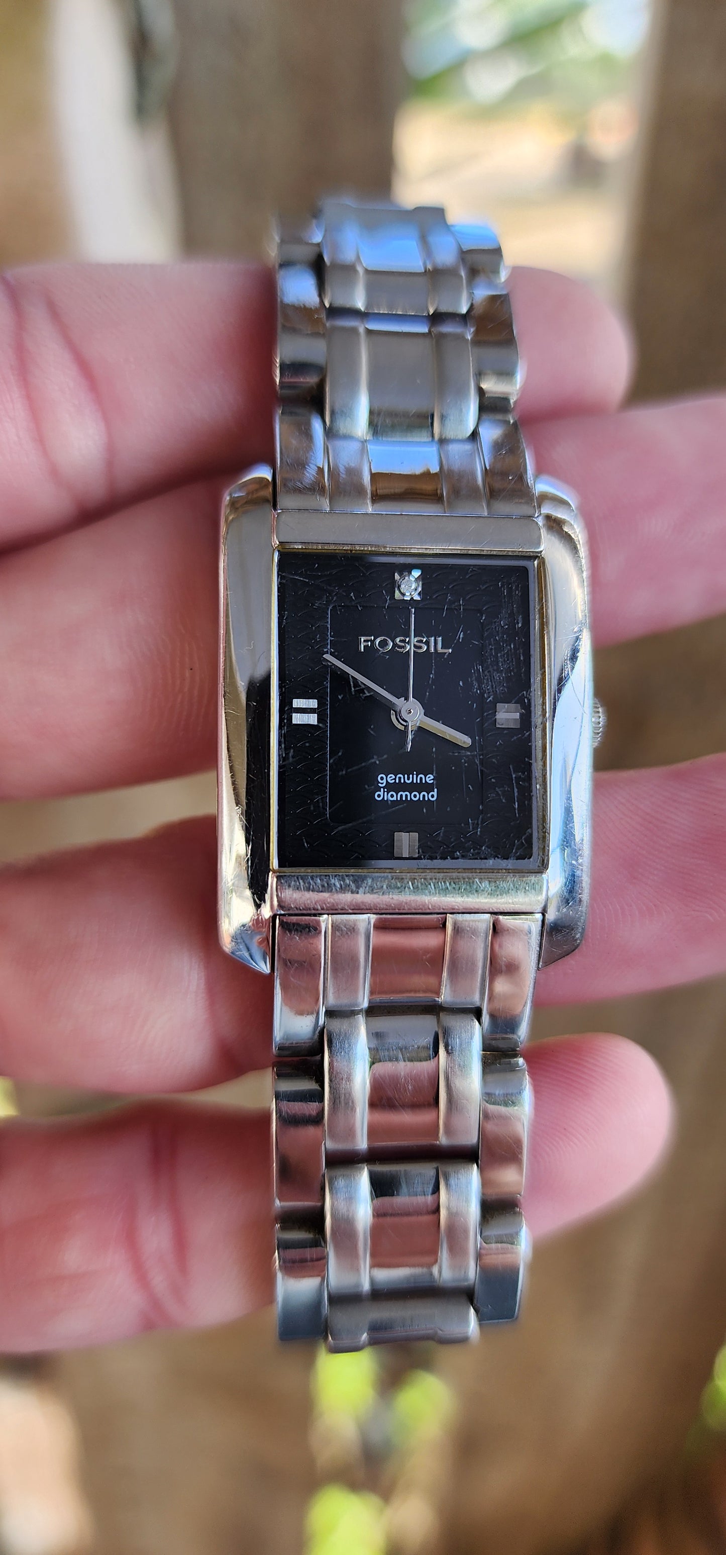 Ladies Designer Fossil "ES2180" Quartz watch - Stainless Steel with Black dial.
Genuine small Diamond accent at the 12 o'clock marker.