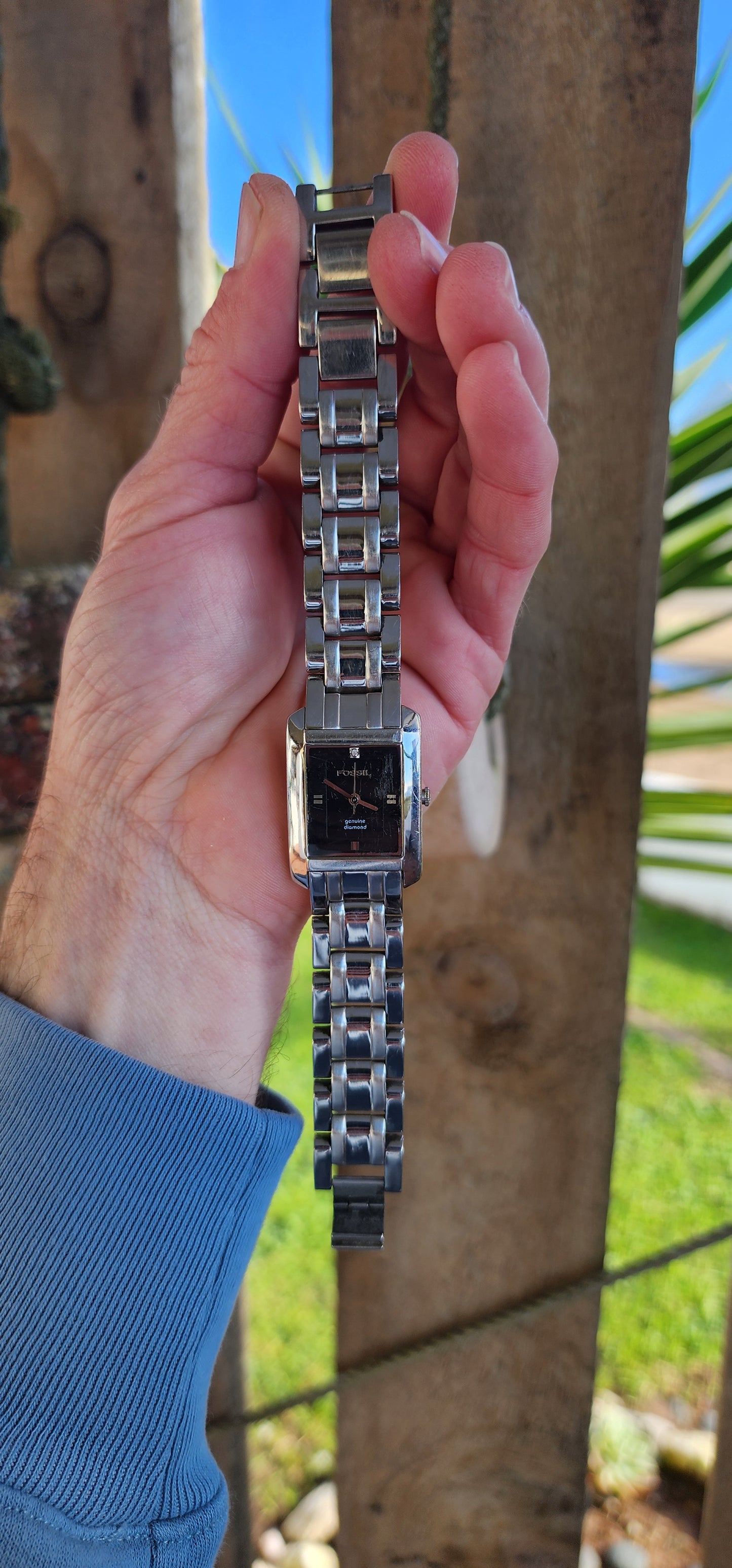 Ladies Designer Fossil "ES2180" Quartz watch - Stainless Steel with Black dial.
Genuine small Diamond accent at the 12 o'clock marker.