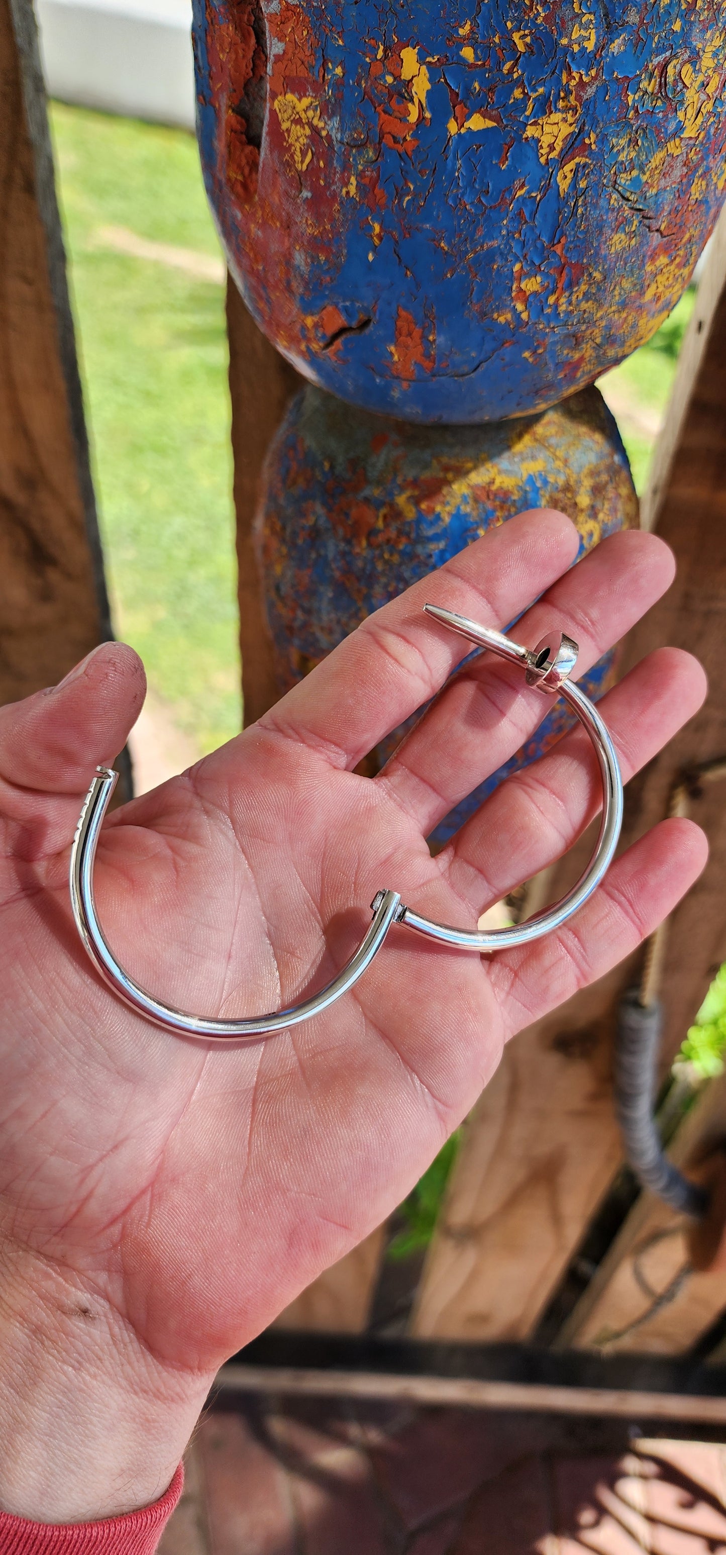 Fabulous Solid Sterling Silver nail clip-bangle.
This stunning nail bangle is truly mesmerizing.Perfectly unisex and ready to highlight any hand wearing it.