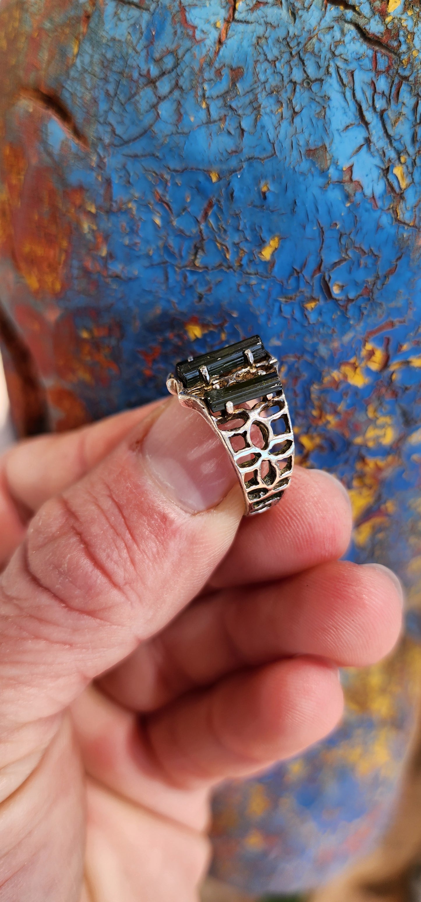 Remarkable Vintage Italian Designer 800 Silver and rough Olive/Green Tourmaline specimens ring designed in a Brutalist/Modernist aesthetic.