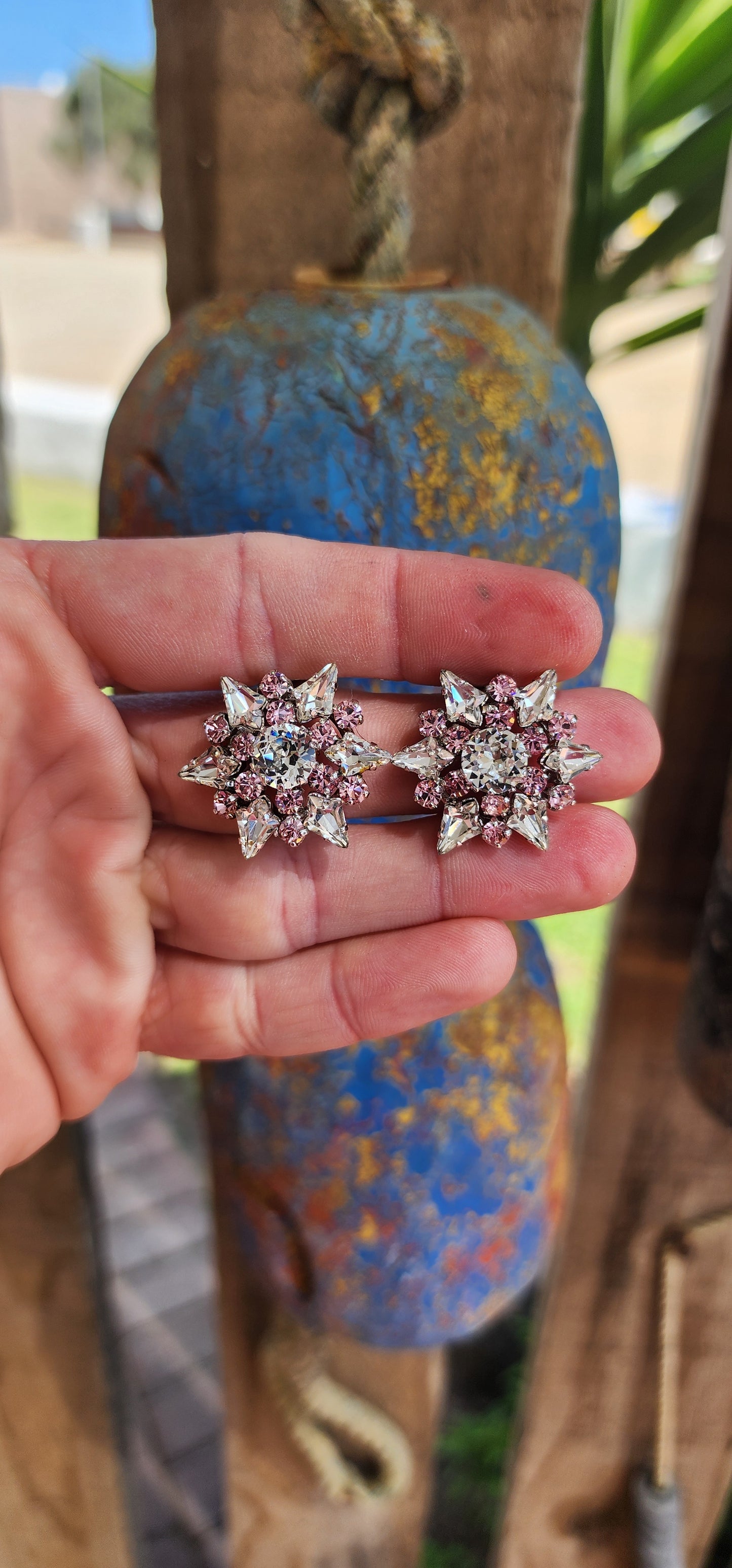 These are extremely pretty ! Vintage pair of Silvertone floral/star shaped Costume clip-on earrings.The earrings flaunting sparkly Austrian Crystal Rhinestones in Pink and Clear , all prong set.