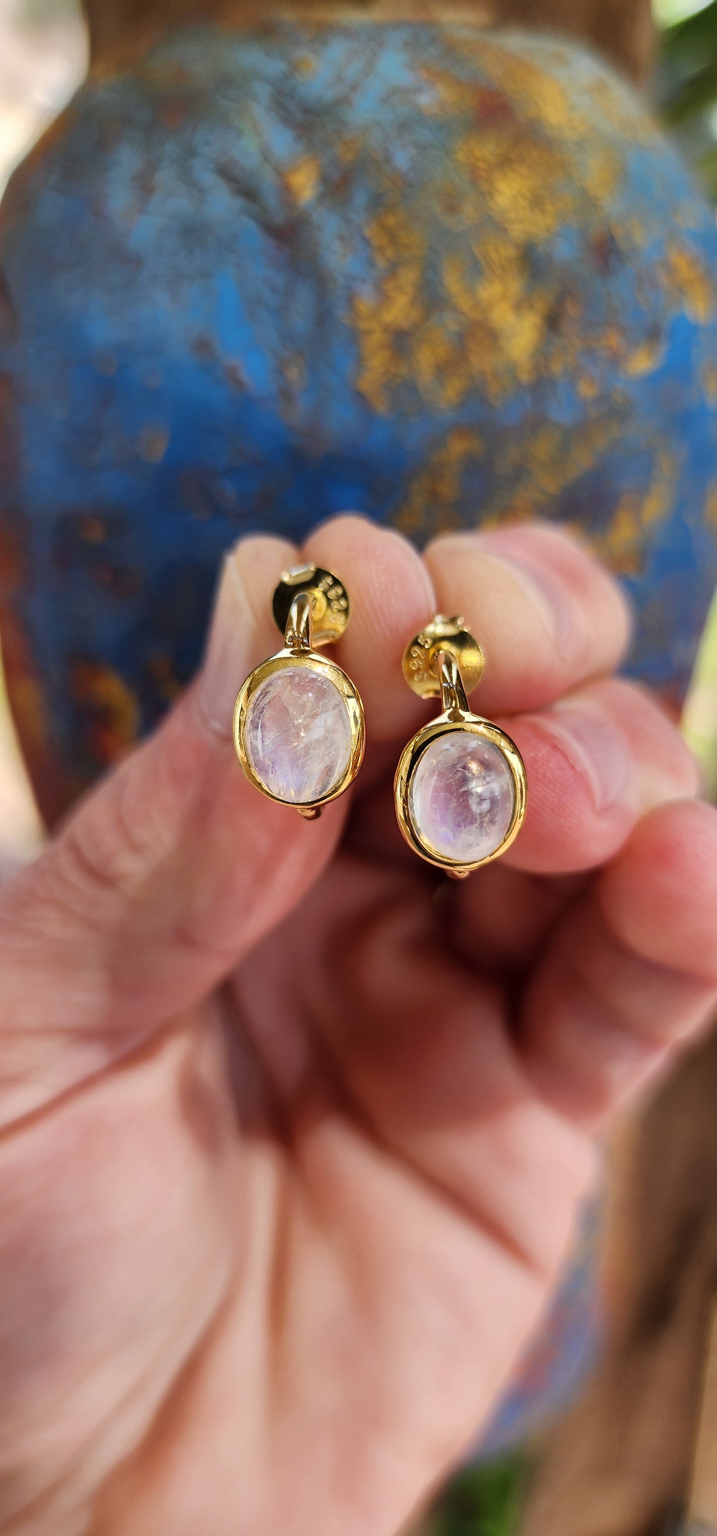 These are absolutely fantastic !! A pair of half hoop stud earrings with a modernistic design, made of Sterling Silver and plated with 18ct Yellow Gold. Each earring features a Oval cut Moonstone Cabochon set in a bezel/tube setting.