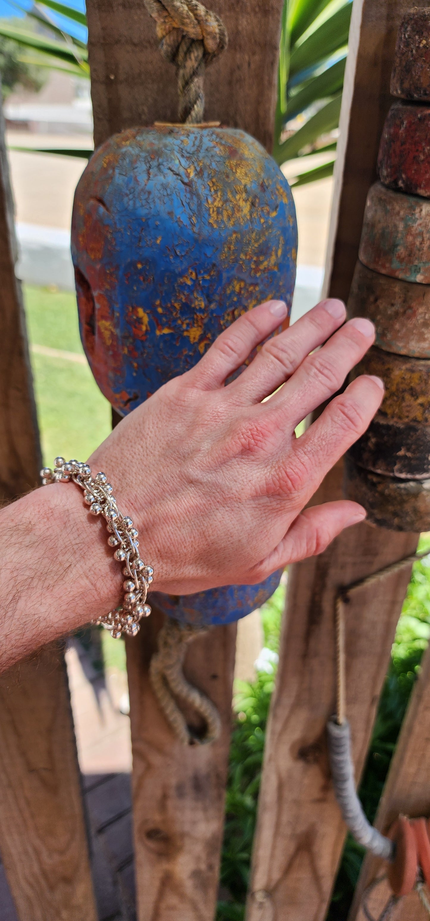 Chunky/weighty and unusual Sterling Silver "DNA" bead/ball bracelet with toggle clasp.
This attractive bracelet features double ended Sphere links that closely resembles DNA strands called Helix cloning strands...Hence the "DNA" name.