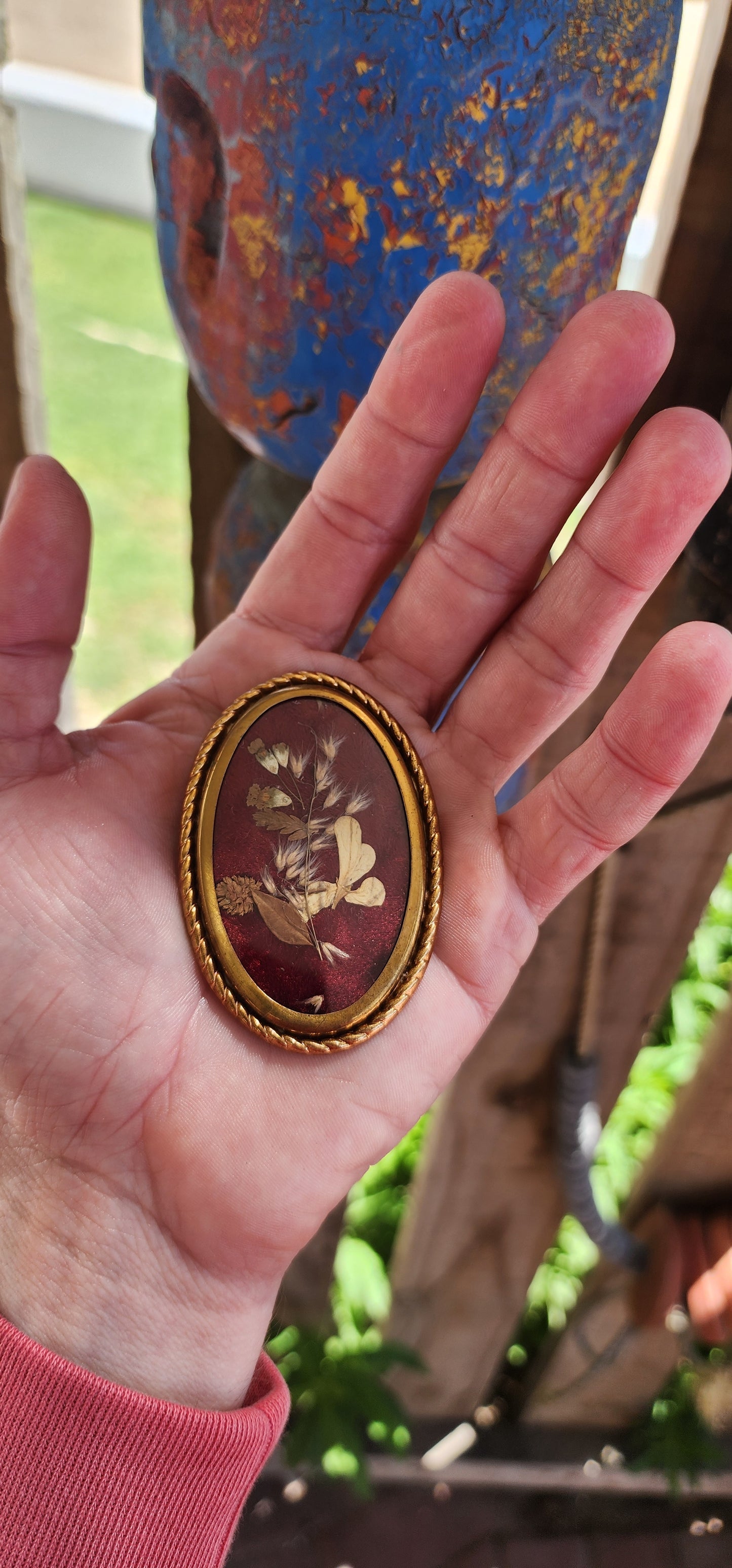 This brooch is like a miniature time capsule, straight out of a romantic Victorian daydream!