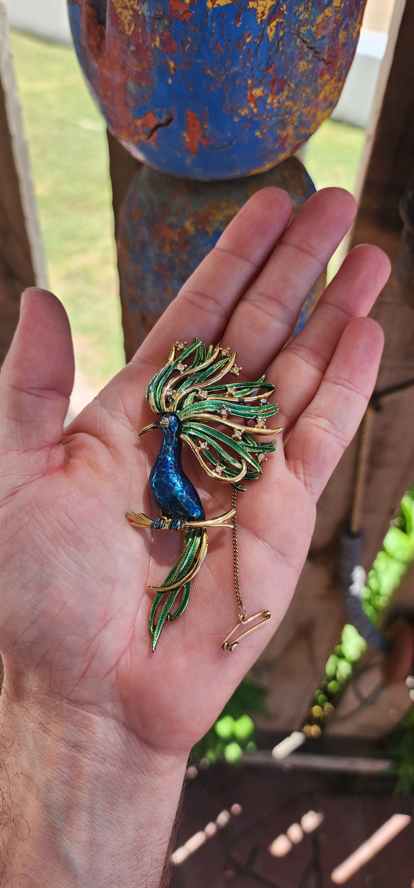This oversized vintage brooch is an exquisite example of high-quality costume jewelry, skillfully designed to embody the elegance of an exotic bird of paradise.