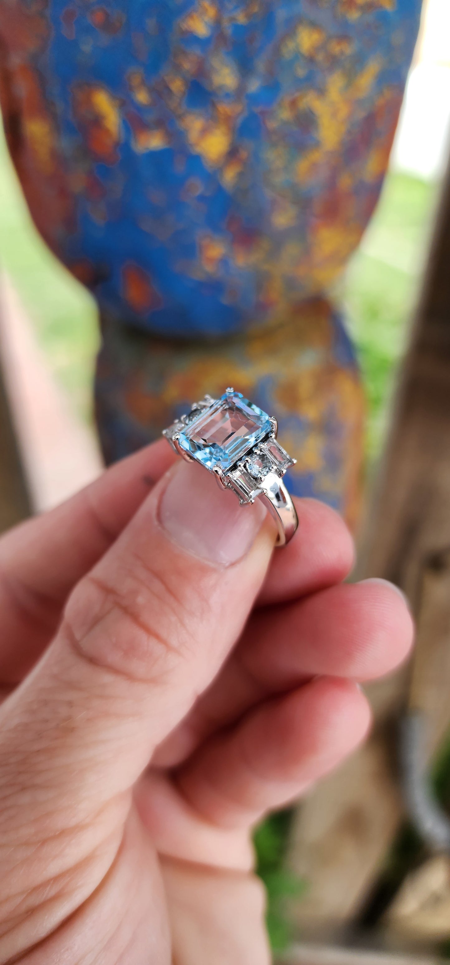 This marvelous sterling silver dress ring showcases an exquisite Art Deco-inspired design, exuding timeless elegance and sophistication.