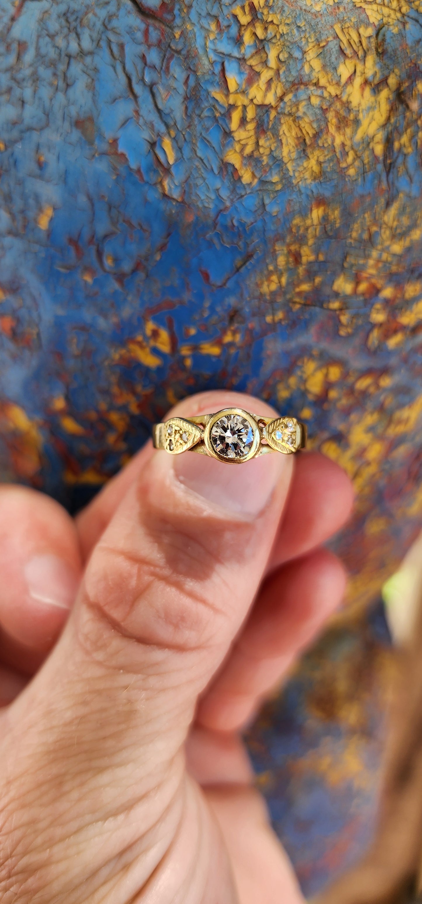 This marvelous artisan-crafted ring in 18ct yellow gold exemplifies elegance and meticulous craftsmanship, featuring a generous and brilliant design that radiates timeless beauty.