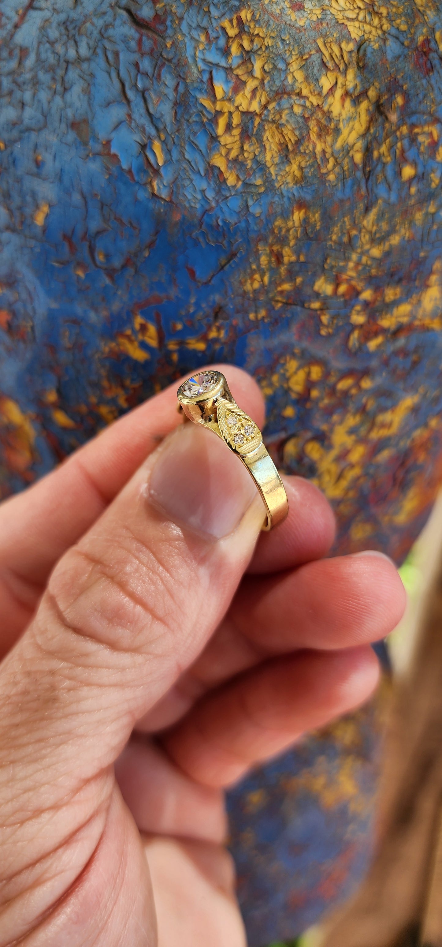 This marvelous artisan-crafted ring in 18ct yellow gold exemplifies elegance and meticulous craftsmanship, featuring a generous and brilliant design that radiates timeless beauty.