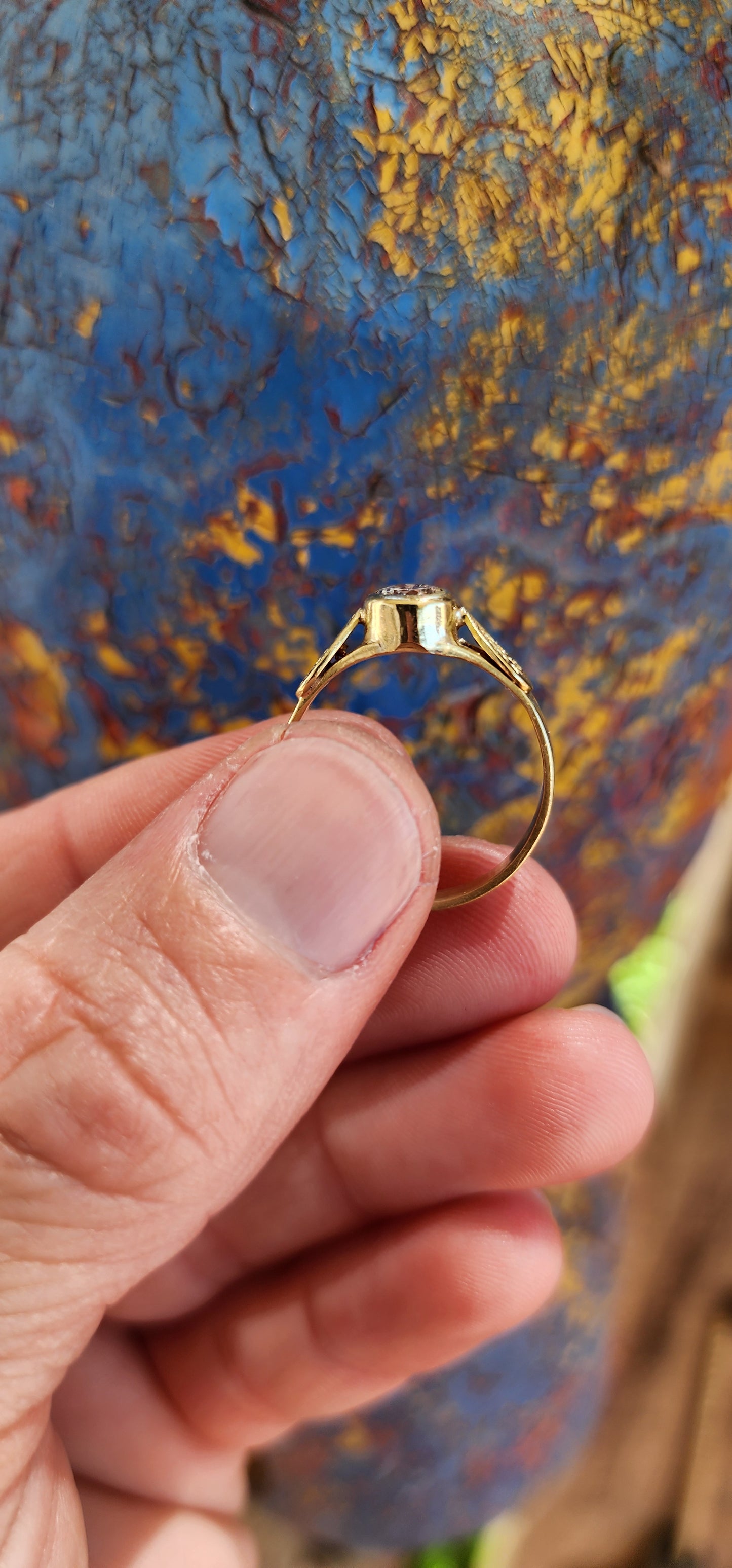 This marvelous artisan-crafted ring in 18ct yellow gold exemplifies elegance and meticulous craftsmanship, featuring a generous and brilliant design that radiates timeless beauty.