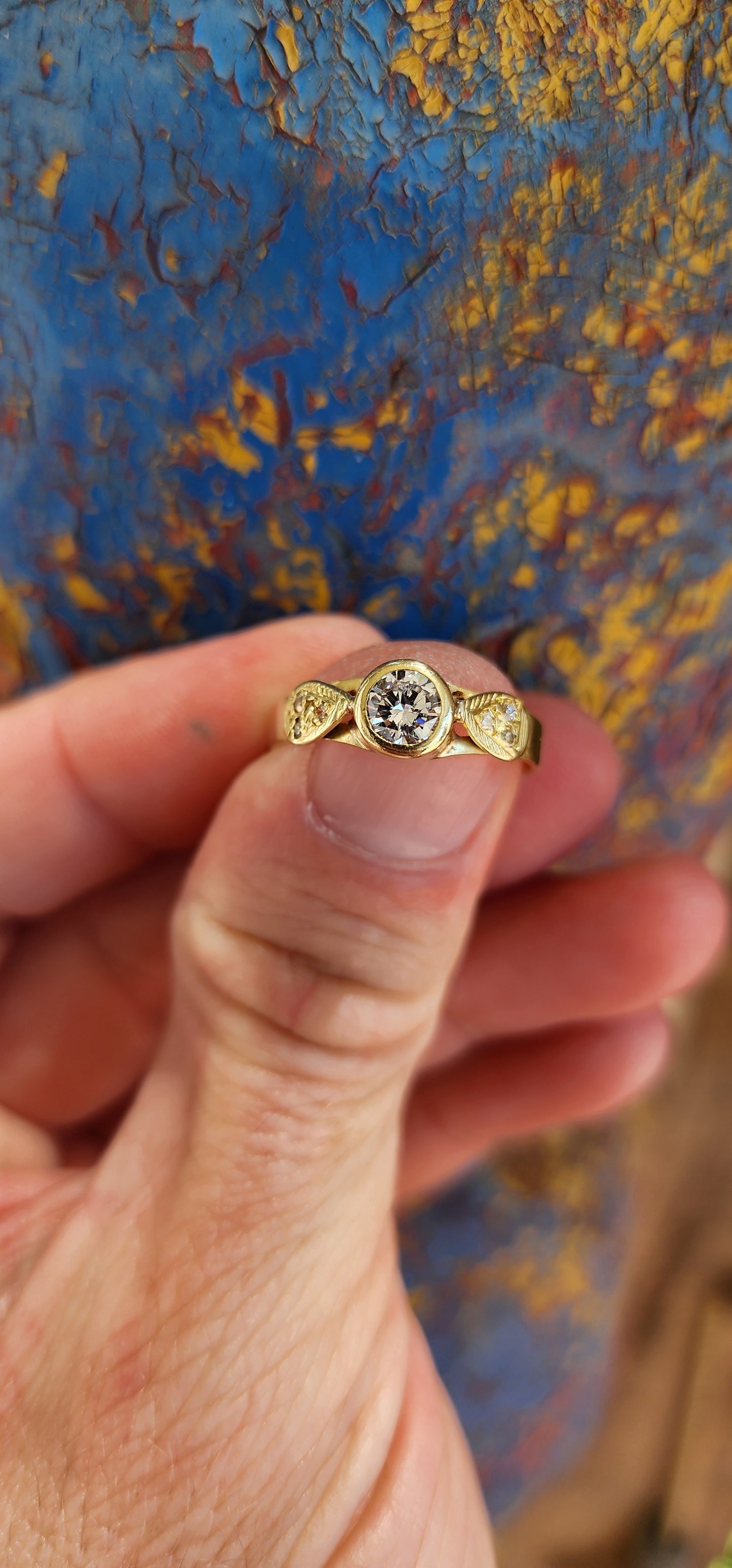 This marvelous artisan-crafted ring in 18ct yellow gold exemplifies elegance and meticulous craftsmanship, featuring a generous and brilliant design that radiates timeless beauty.