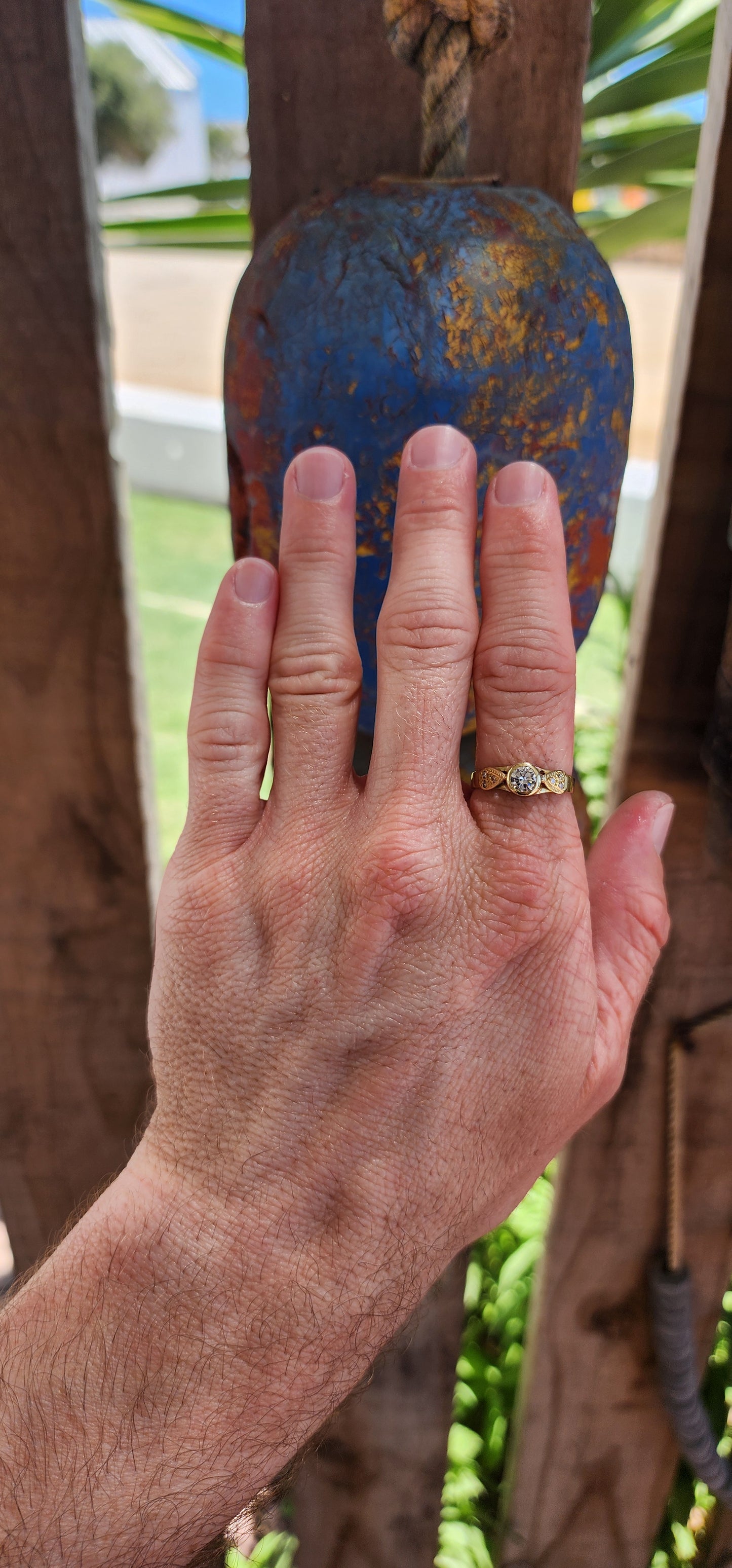 This marvelous artisan-crafted ring in 18ct yellow gold exemplifies elegance and meticulous craftsmanship, featuring a generous and brilliant design that radiates timeless beauty.