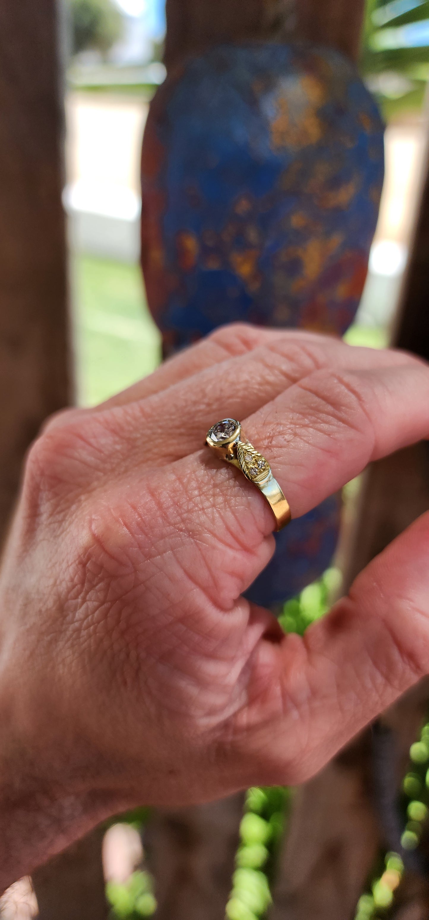 This marvelous artisan-crafted ring in 18ct yellow gold exemplifies elegance and meticulous craftsmanship, featuring a generous and brilliant design that radiates timeless beauty.