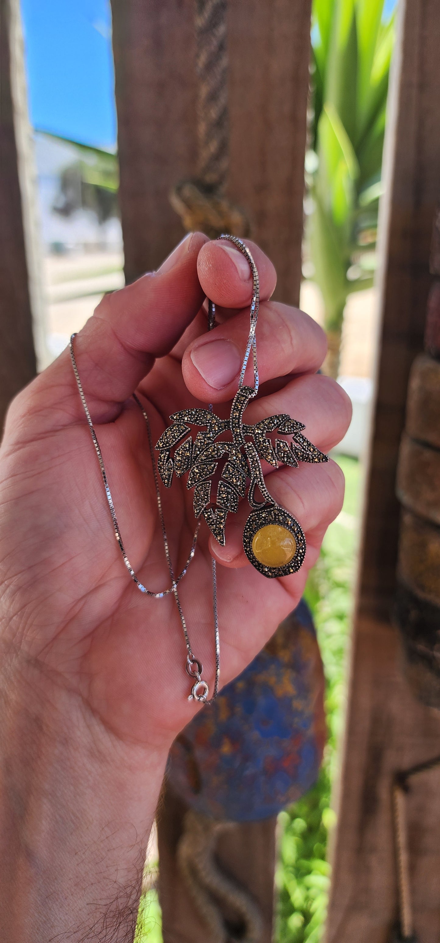 This exquisite vintage treasure is more than just a piece of jewelry; it’s a wearable work of art inspired by nature’s elegance and imbued with timeless charm.