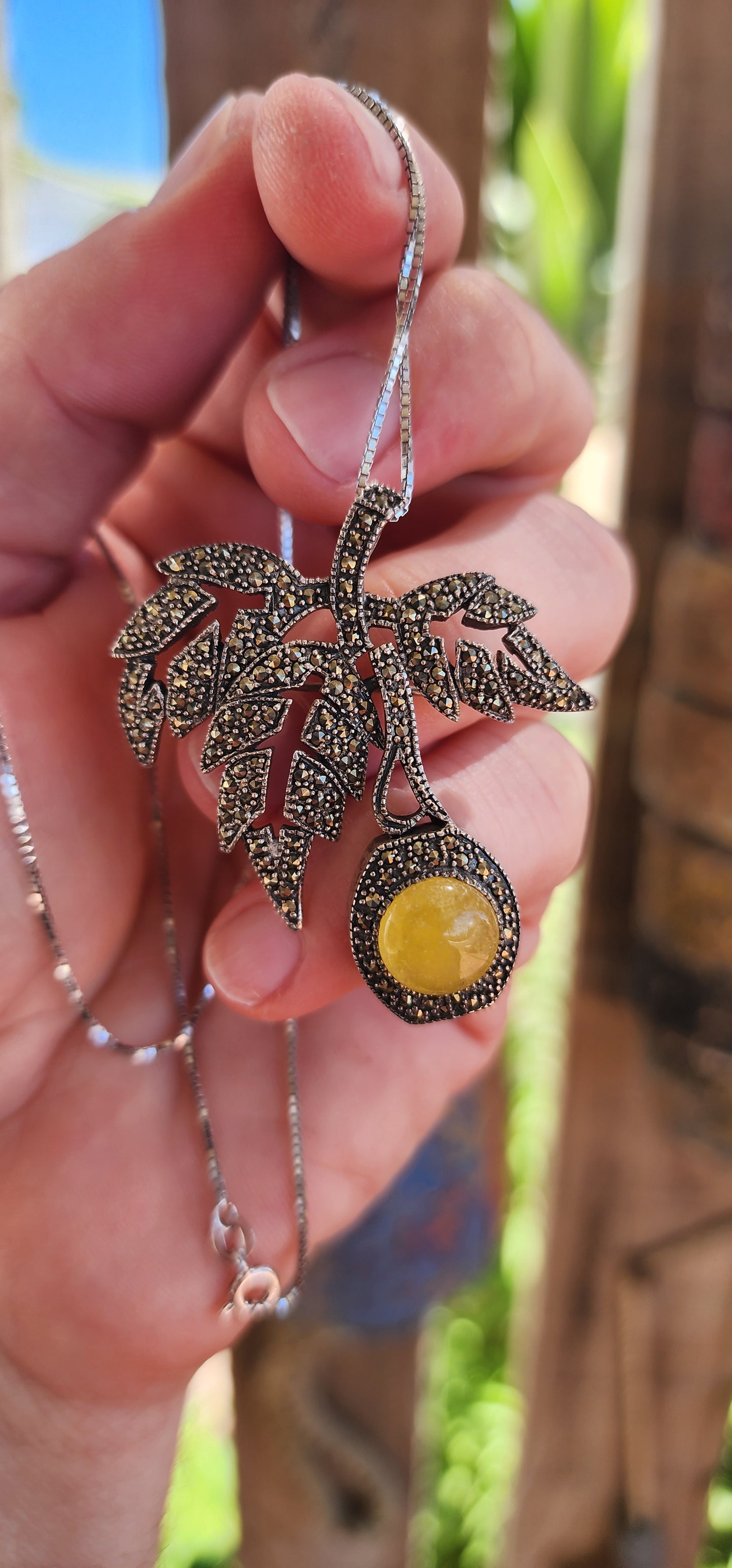 This exquisite vintage treasure is more than just a piece of jewelry; it’s a wearable work of art inspired by nature’s elegance and imbued with timeless charm.