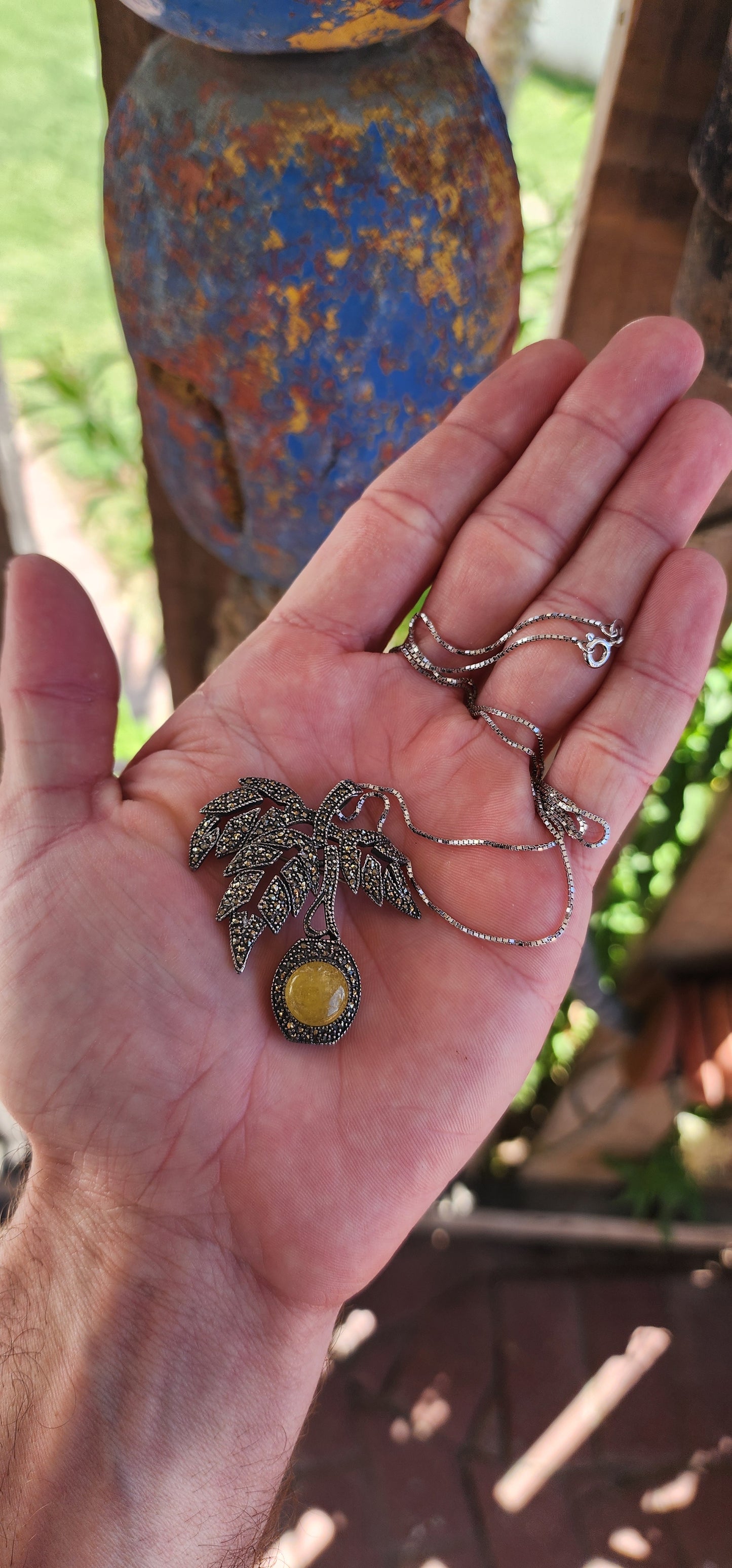 This exquisite vintage treasure is more than just a piece of jewelry; it’s a wearable work of art inspired by nature’s elegance and imbued with timeless charm.