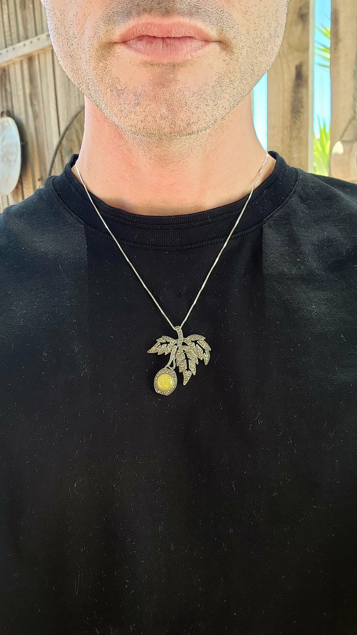 This exquisite vintage treasure is more than just a piece of jewelry; it’s a wearable work of art inspired by nature’s elegance and imbued with timeless charm.