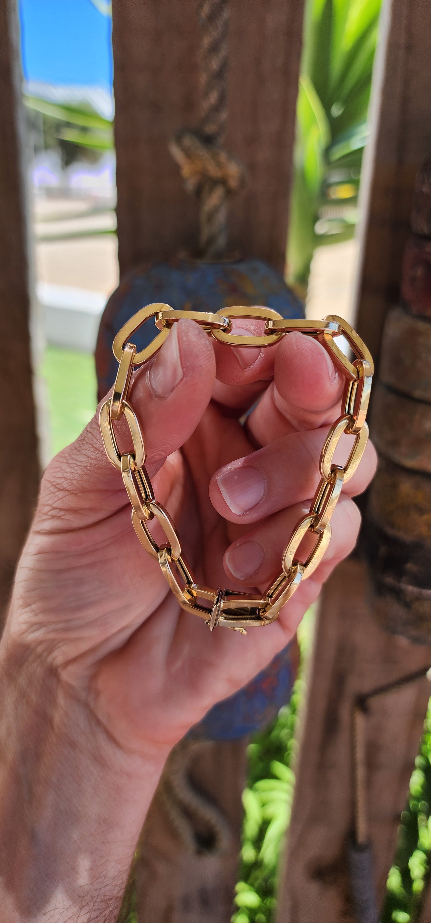 This marvelous vintage 1970s Italian 18ct yellow gold bracelet is a timeless piece that exudes both craftsmanship and elegance. Featuring hollow, oval-shaped interlocking links, its design is bold yet fair in weight, allowing for versatility in wear.