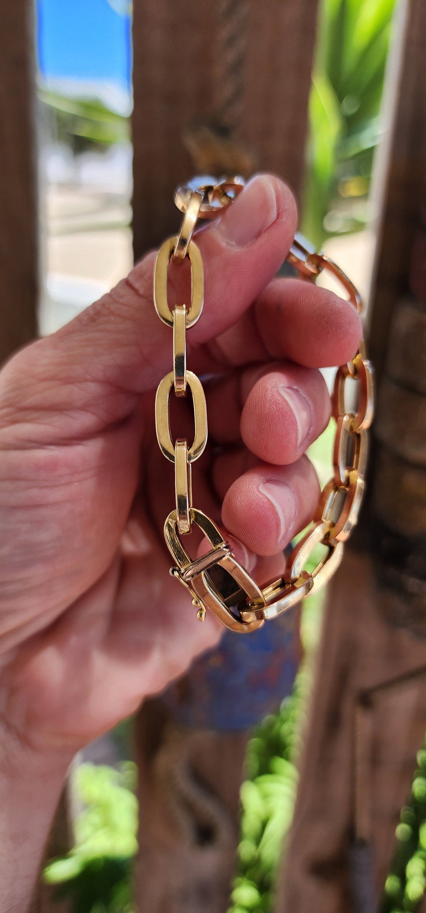This marvelous vintage 1970s Italian 18ct yellow gold bracelet is a timeless piece that exudes both craftsmanship and elegance. Featuring hollow, oval-shaped interlocking links, its design is bold yet fair in weight, allowing for versatility in wear.
