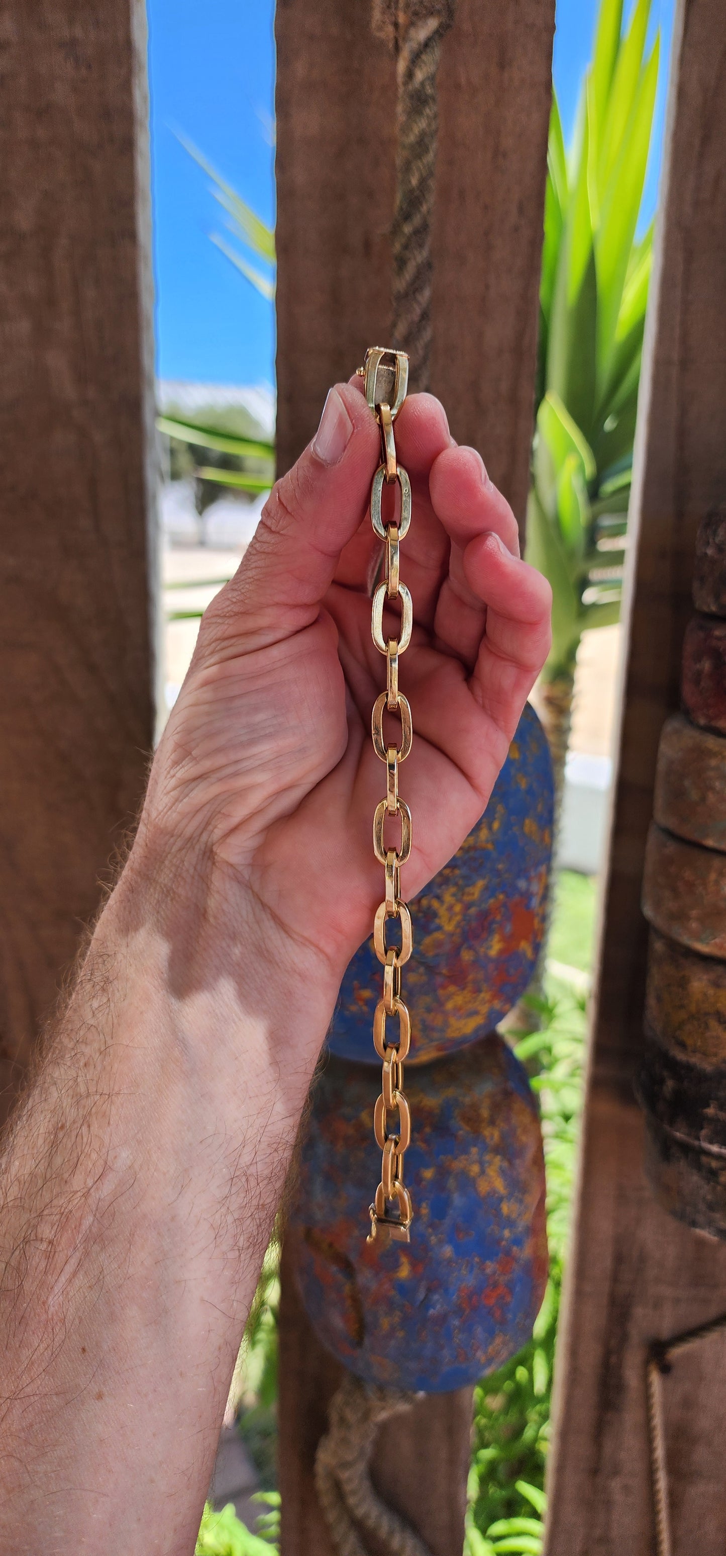 This marvelous vintage 1970s Italian 18ct yellow gold bracelet is a timeless piece that exudes both craftsmanship and elegance. Featuring hollow, oval-shaped interlocking links, its design is bold yet fair in weight, allowing for versatility in wear.