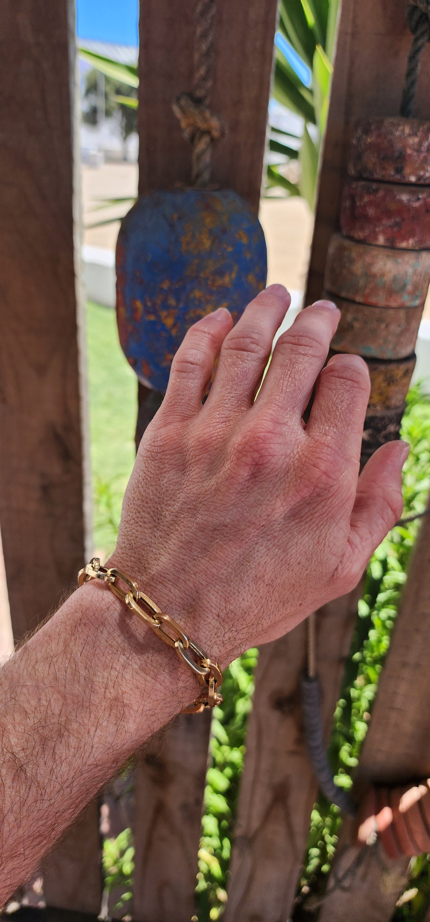 This marvelous vintage 1970s Italian 18ct yellow gold bracelet is a timeless piece that exudes both craftsmanship and elegance. Featuring hollow, oval-shaped interlocking links, its design is bold yet fair in weight, allowing for versatility in wear.