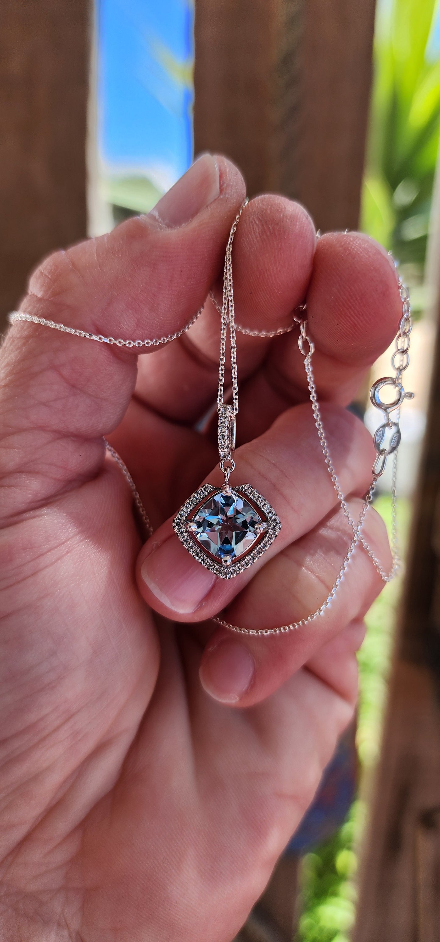 This pendant is the perfect embodiment of graceful sophistication!
It features a stunning, cushion-cut sky-blue topaz as the centerpiece, a gem that radiates a serene, crystalline brilliance reminiscent of a clear summer sky.