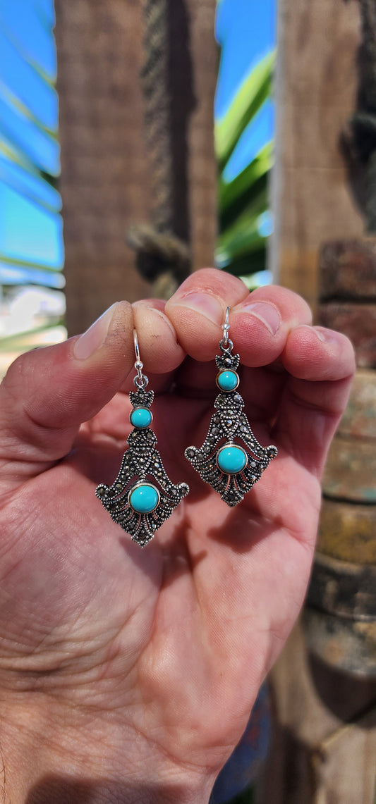 These exquisite vintage sterling silver drop earrings embody the elegance of vintage Art Deco jewelry. The design is inspired by arrow motifs, symbolizing direction and movement.