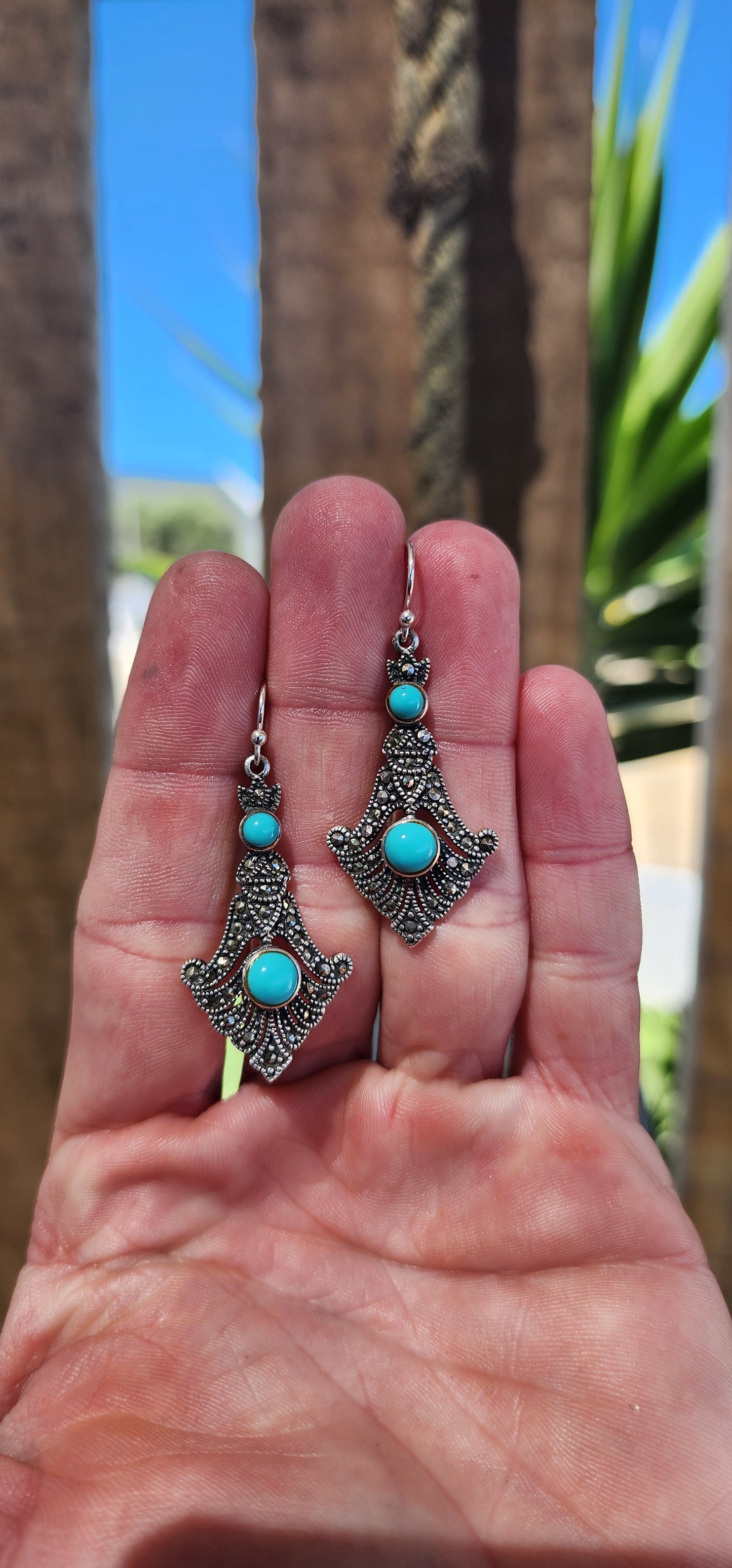 These exquisite vintage sterling silver drop earrings embody the elegance of vintage Art Deco jewelry. The design is inspired by arrow motifs, symbolizing direction and movement.