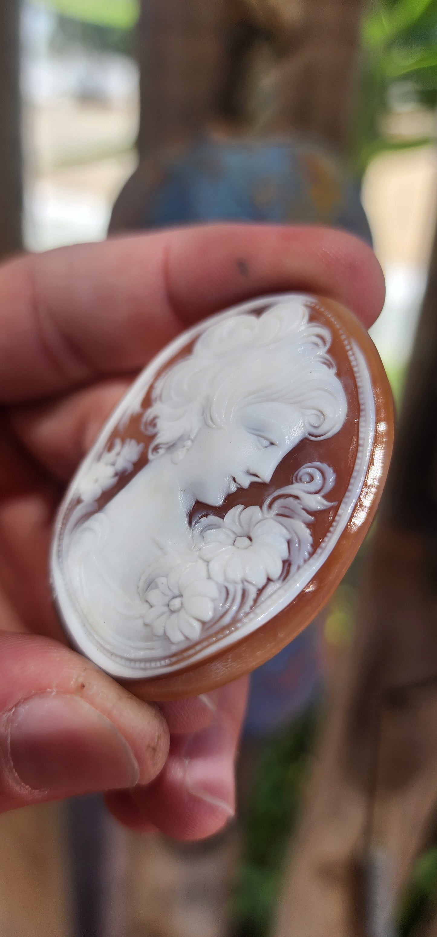 A Masterpiece in Miniature – An Exquisite Hand-Carved Shell Cameo!
This magnificent oval-shaped loose cameo is a true testament to the mastery of traditional shell carving, capturing a breathtaking level of artistry and refinement.