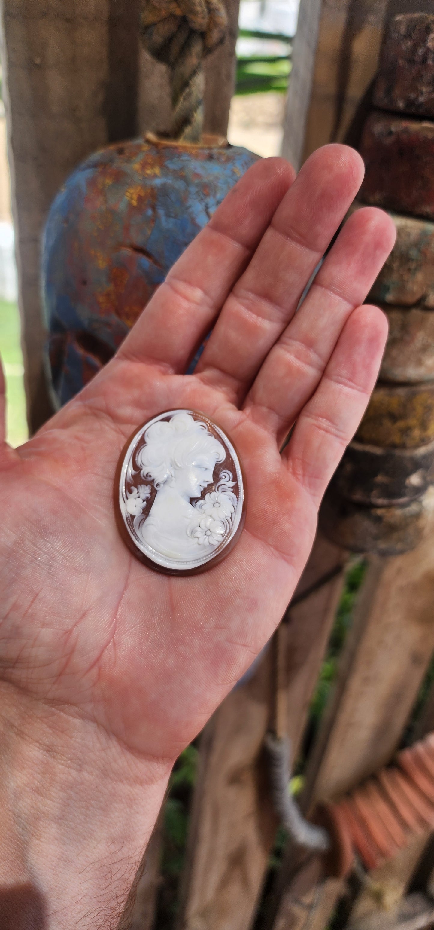 A Masterpiece in Miniature – An Exquisite Hand-Carved Shell Cameo!
This magnificent oval-shaped loose cameo is a true testament to the mastery of traditional shell carving, capturing a breathtaking level of artistry and refinement.