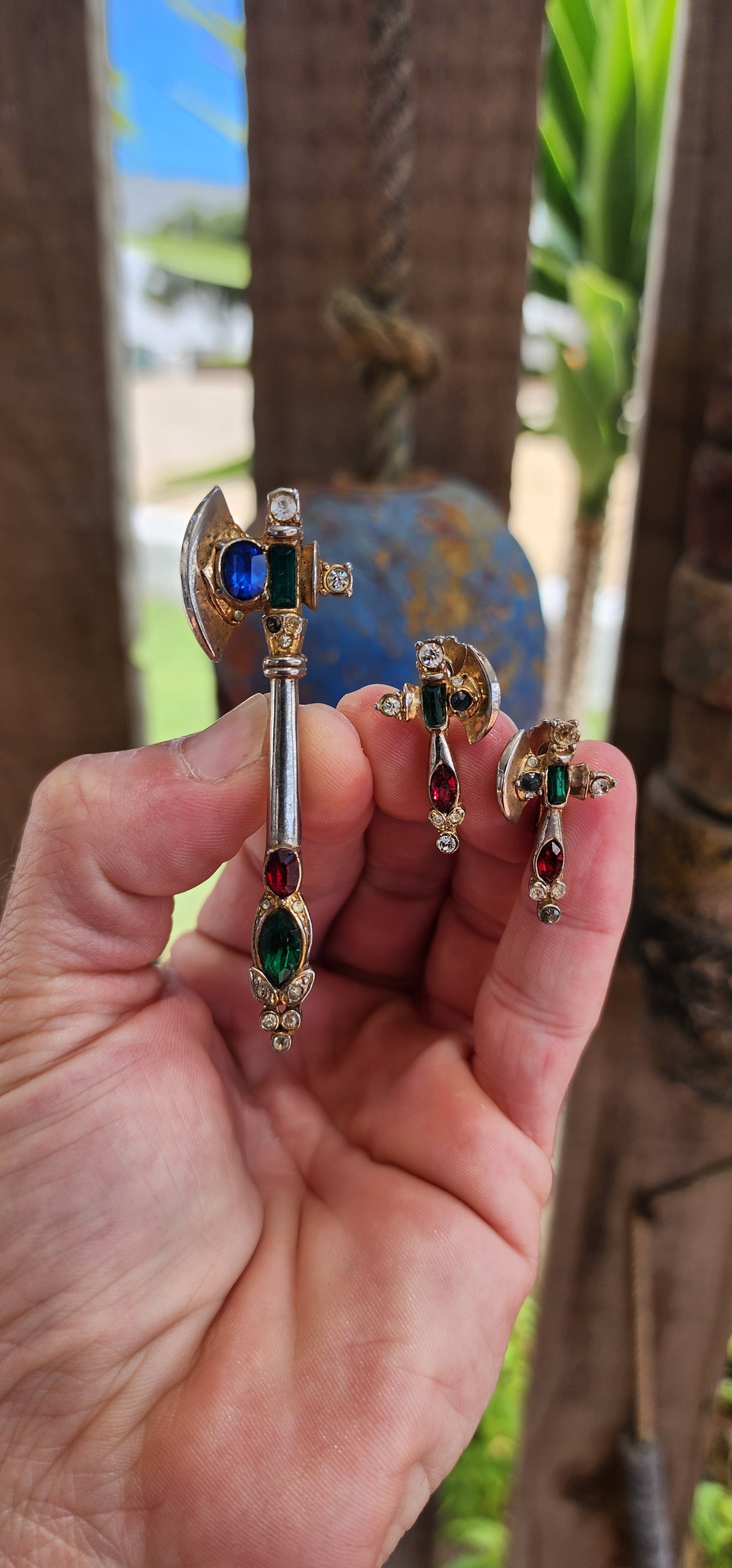 A Knightly Treasure – Fit for a Renaissance Duel!
This 1950s Coro battle axe brooch and matching screw-back earrings are a fantastic and rare set, embodying a bold medieval-meets-mid-century aesthetic!