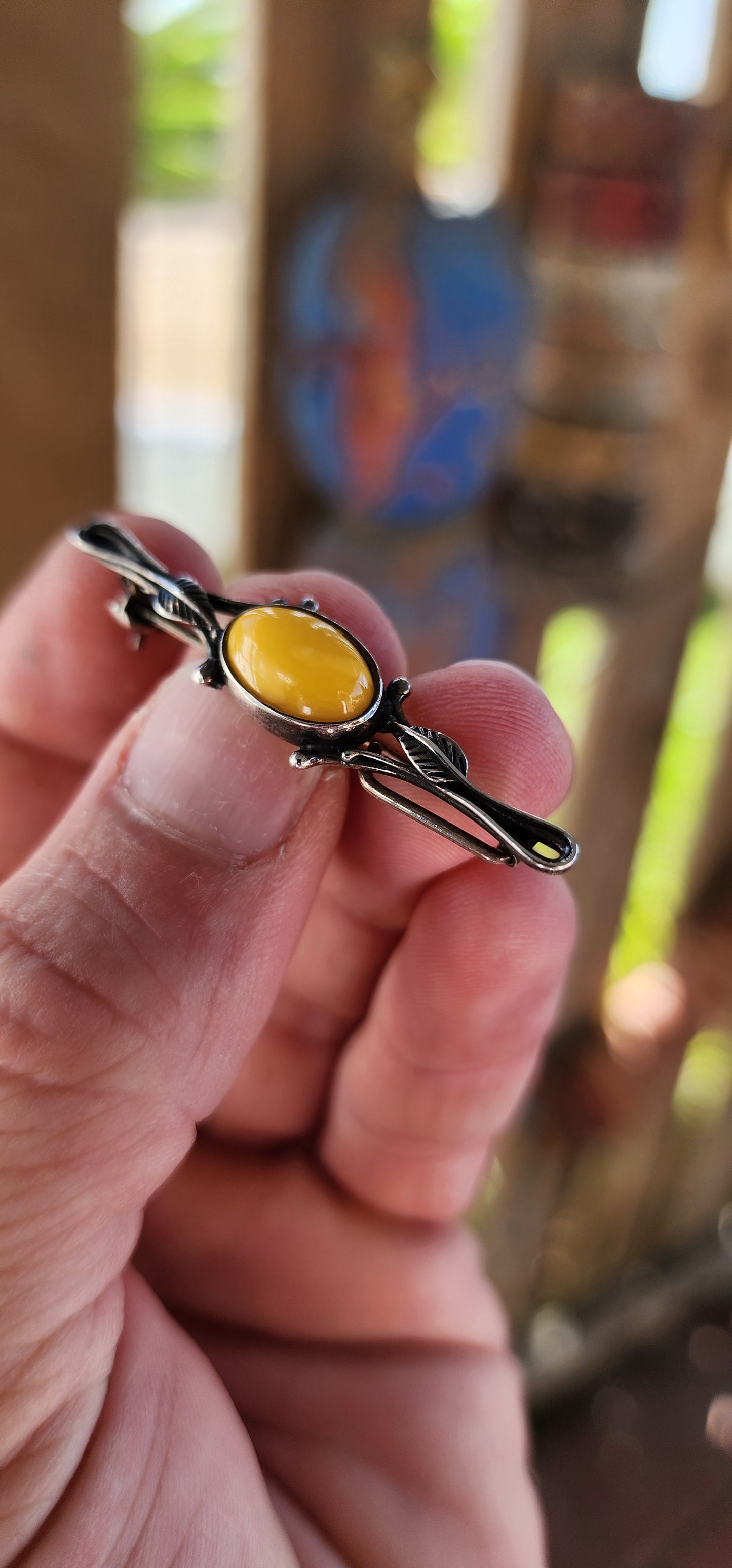 This Art Nouveau-era sterling silver bar brooch is a refined and elegant example of early 20th-century craftsmanship, incorporating the organic, flowing aesthetics typical of the movement.