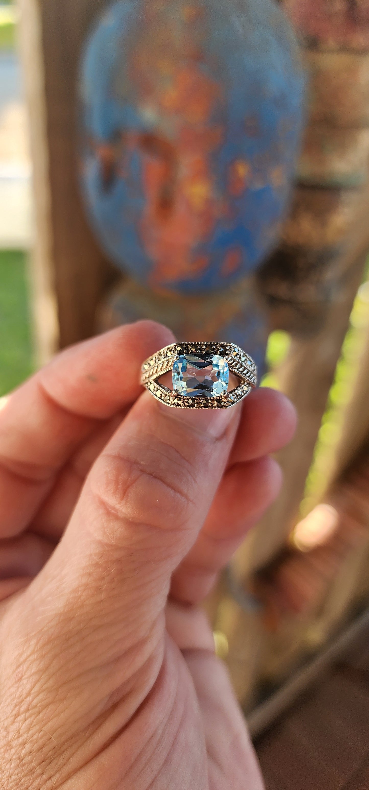 This vintage-style sterling silver dress ring is a masterpiece of refined elegance, embodying the charm of antique-inspired jewelry. The open-work split band design lends an airy, delicate aesthetic, enhancing both comfort and visual appeal.