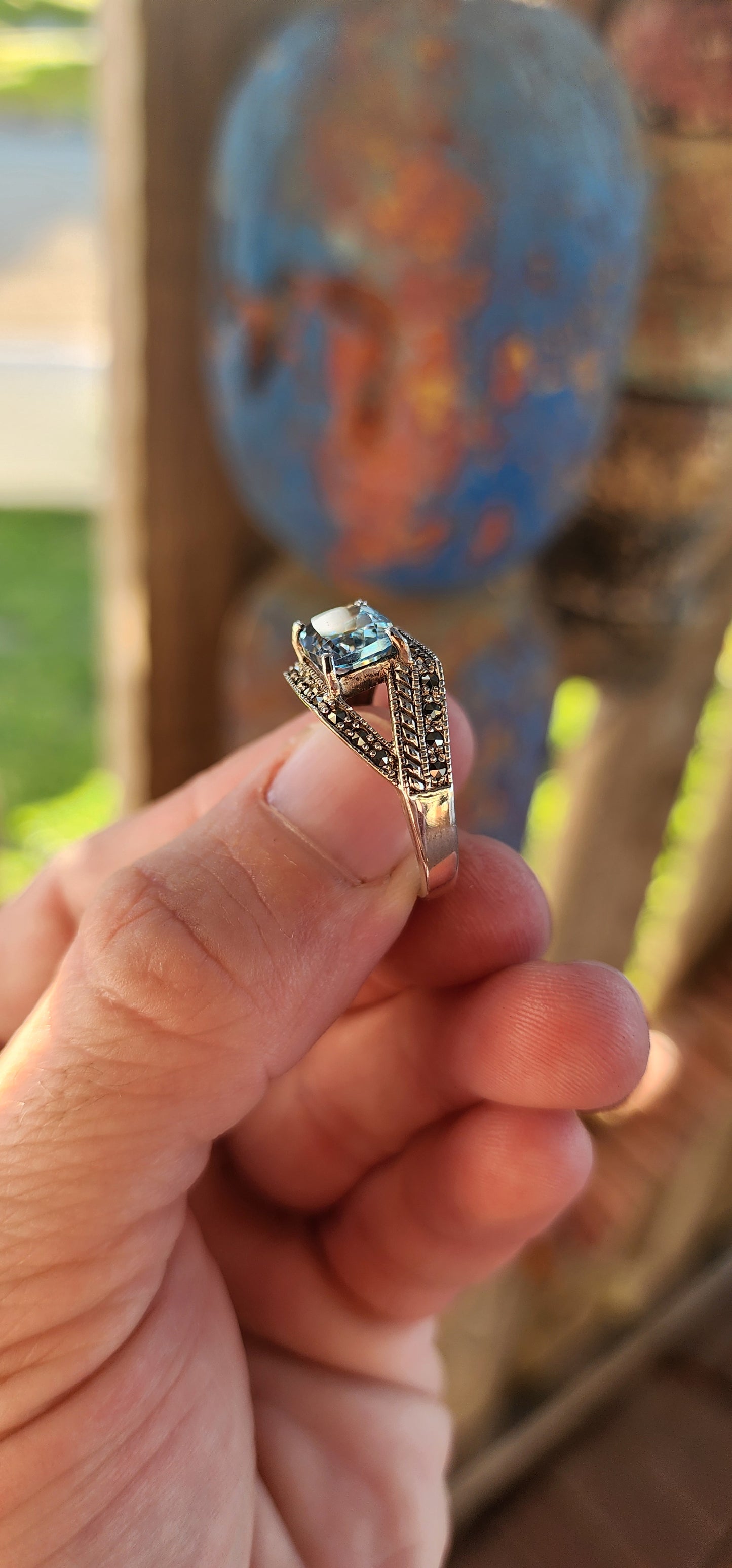 This vintage-style sterling silver dress ring is a masterpiece of refined elegance, embodying the charm of antique-inspired jewelry. The open-work split band design lends an airy, delicate aesthetic, enhancing both comfort and visual appeal.