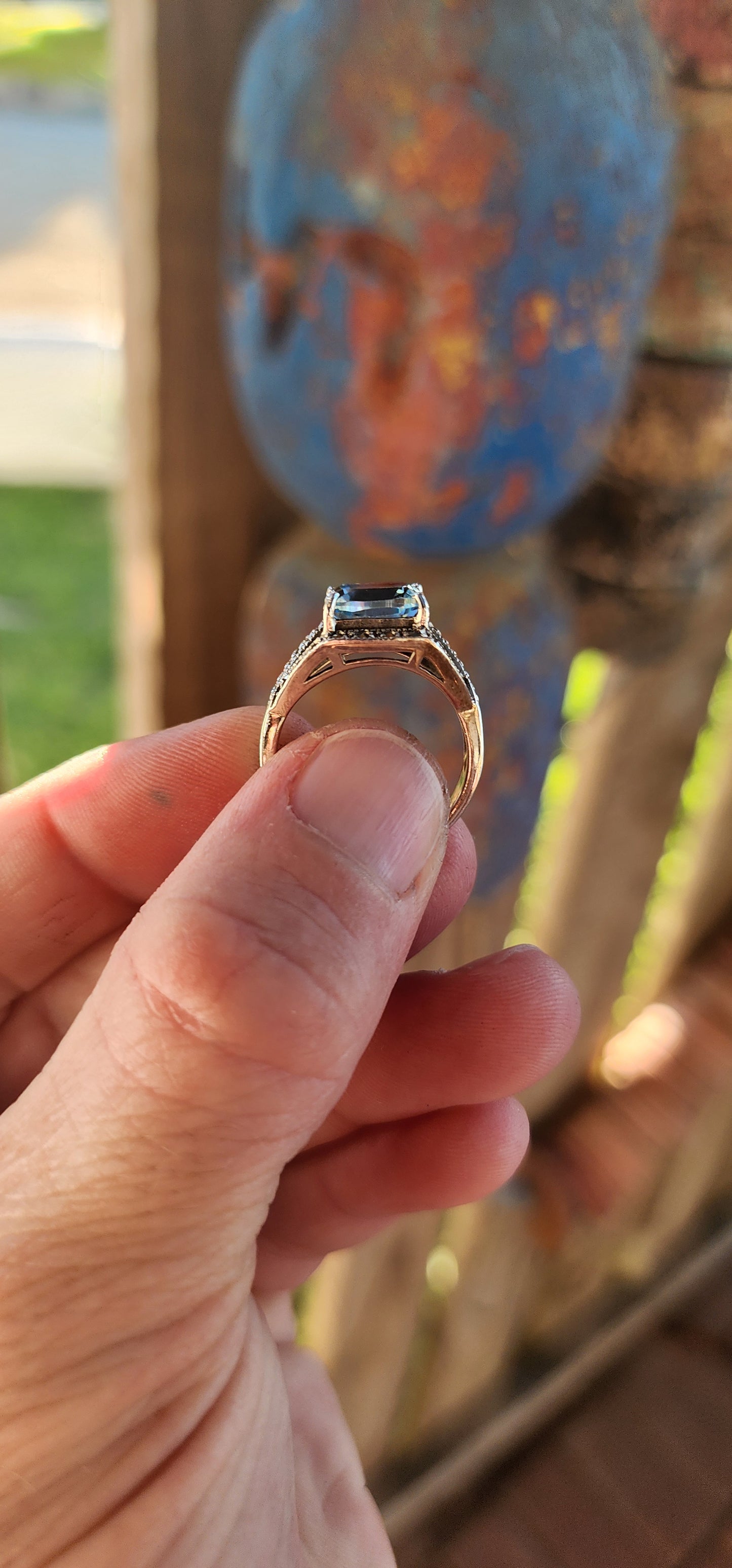 This vintage-style sterling silver dress ring is a masterpiece of refined elegance, embodying the charm of antique-inspired jewelry. The open-work split band design lends an airy, delicate aesthetic, enhancing both comfort and visual appeal.