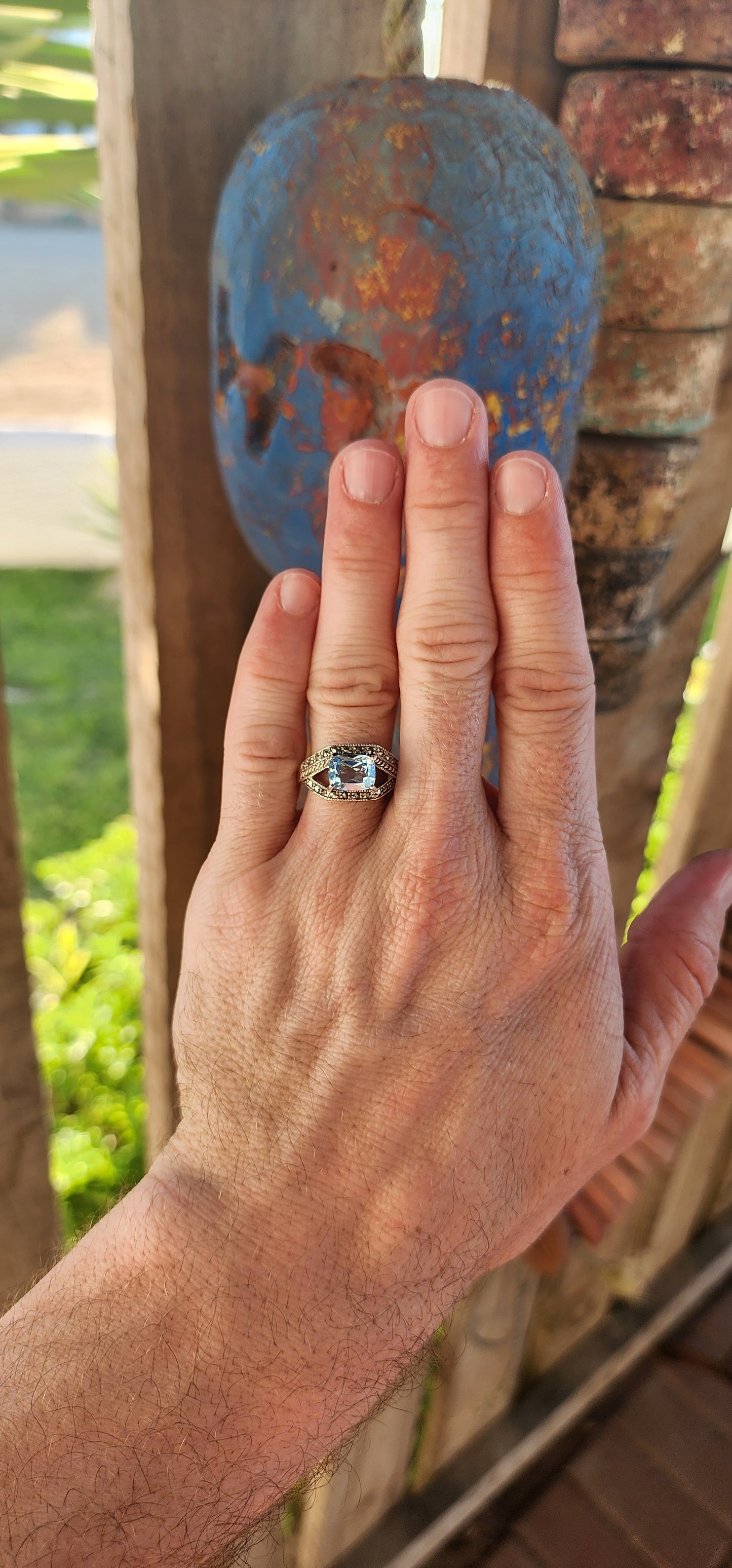 This vintage-style sterling silver dress ring is a masterpiece of refined elegance, embodying the charm of antique-inspired jewelry. The open-work split band design lends an airy, delicate aesthetic, enhancing both comfort and visual appeal.