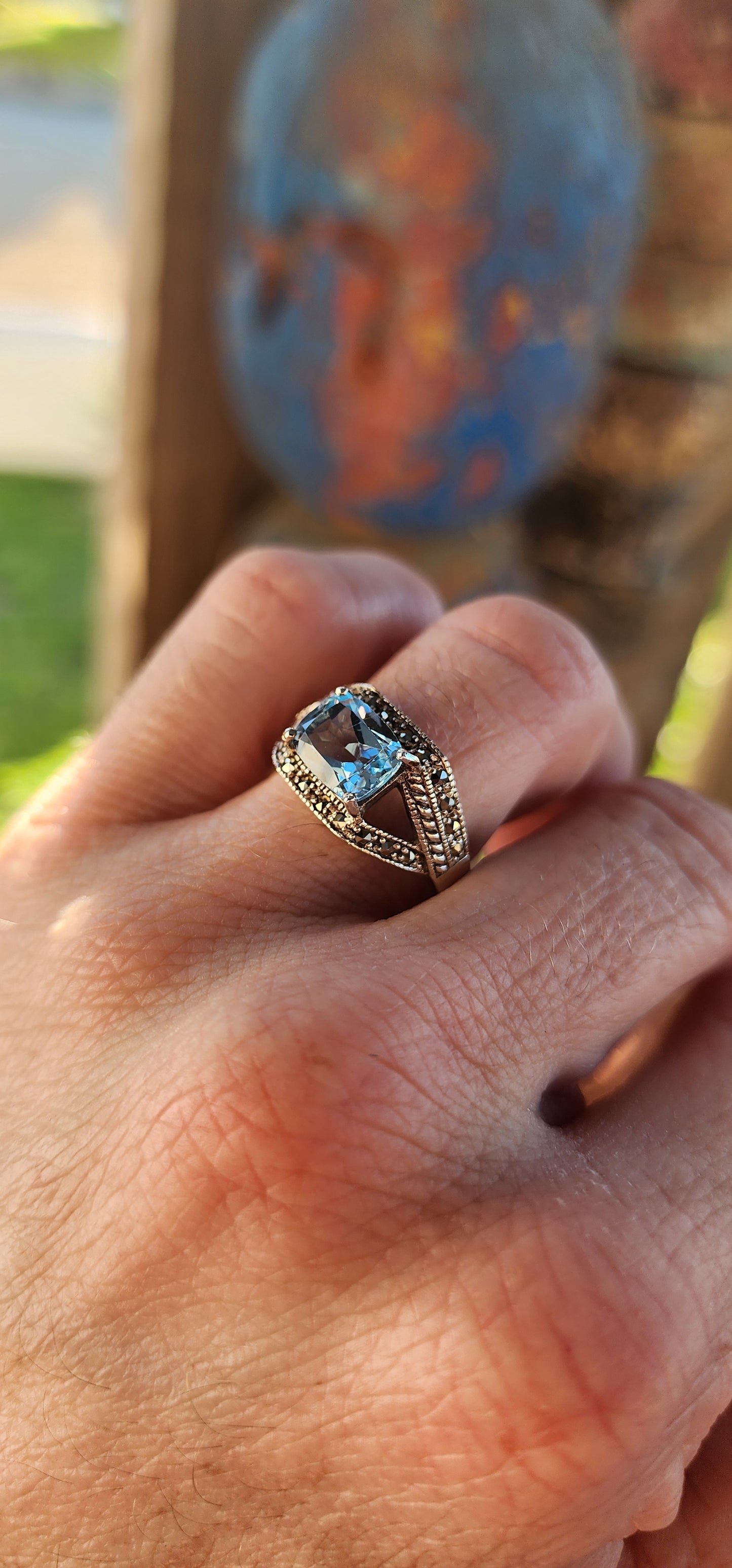 This vintage-style sterling silver dress ring is a masterpiece of refined elegance, embodying the charm of antique-inspired jewelry. The open-work split band design lends an airy, delicate aesthetic, enhancing both comfort and visual appeal.