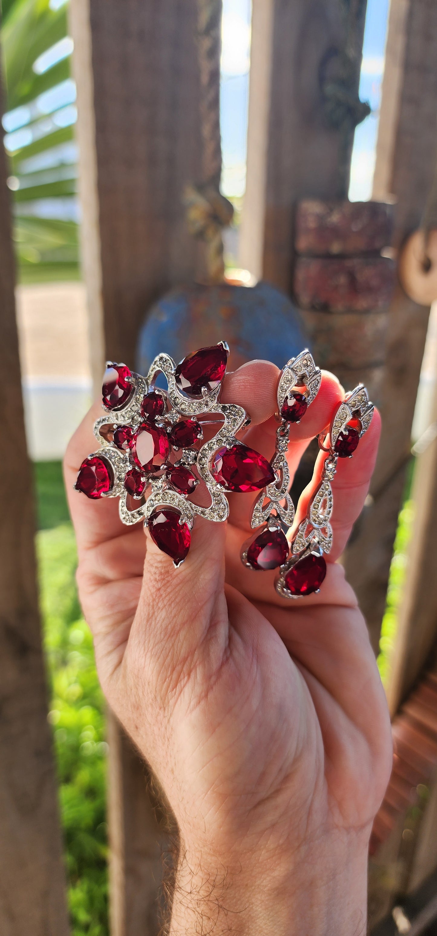 This marvelous vintage costume jewelry set—a starburst-meets-floral brooch paired with three-tiered drop clip-on earrings—is a rare and striking find from the 1960s, attributed to Ralph Polcini, a master Italian goldsmith.