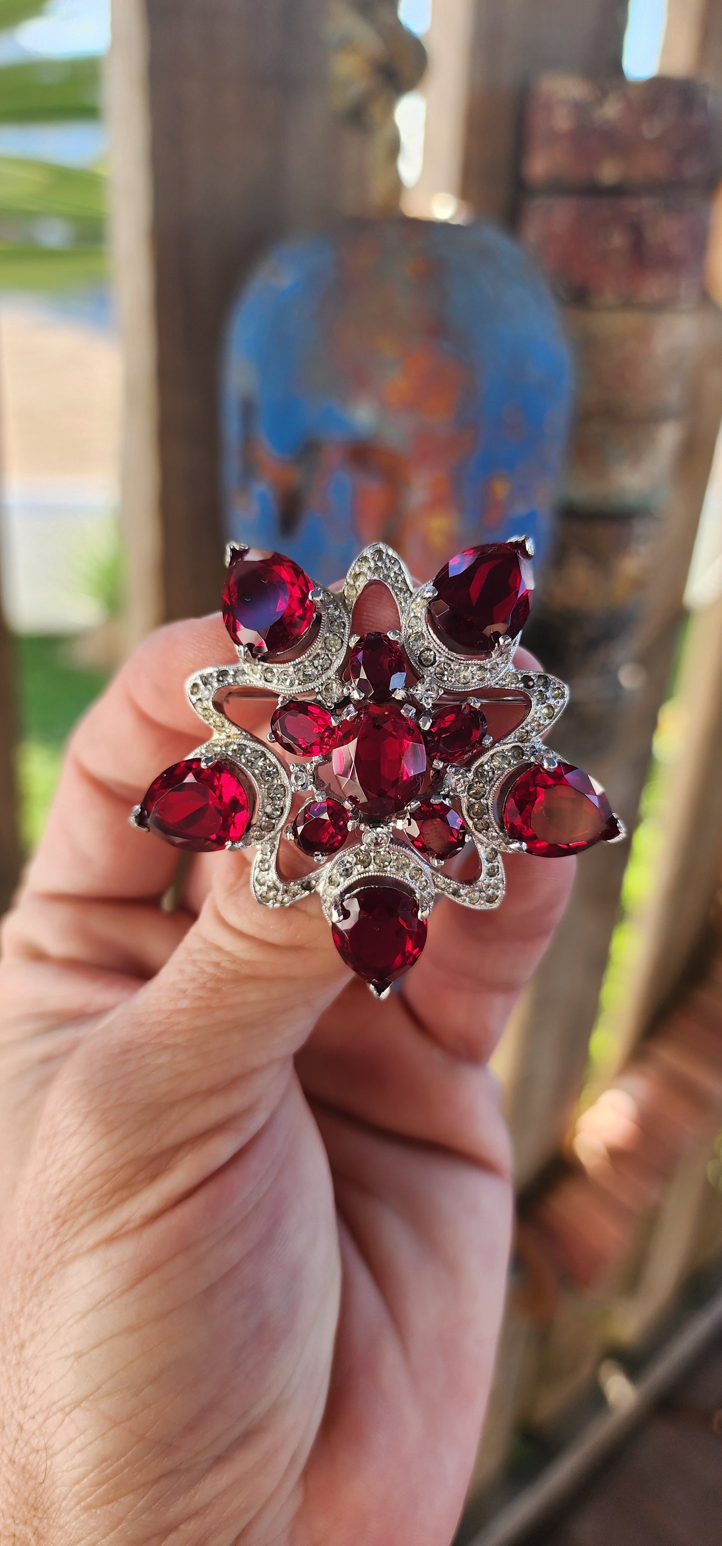 This marvelous vintage costume jewelry set—a starburst-meets-floral brooch paired with three-tiered drop clip-on earrings—is a rare and striking find from the 1960s, attributed to Ralph Polcini, a master Italian goldsmith.
