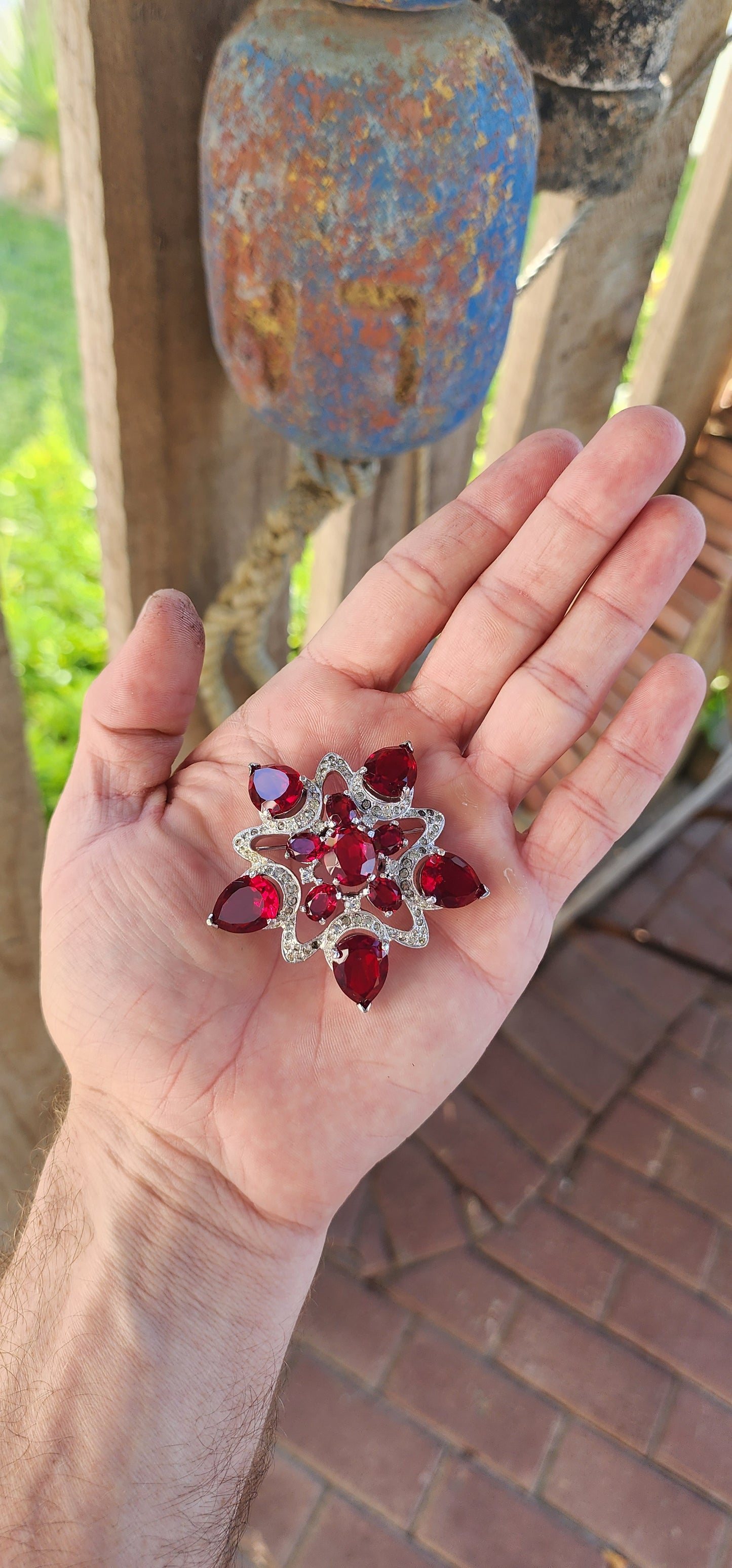 This marvelous vintage costume jewelry set—a starburst-meets-floral brooch paired with three-tiered drop clip-on earrings—is a rare and striking find from the 1960s, attributed to Ralph Polcini, a master Italian goldsmith.