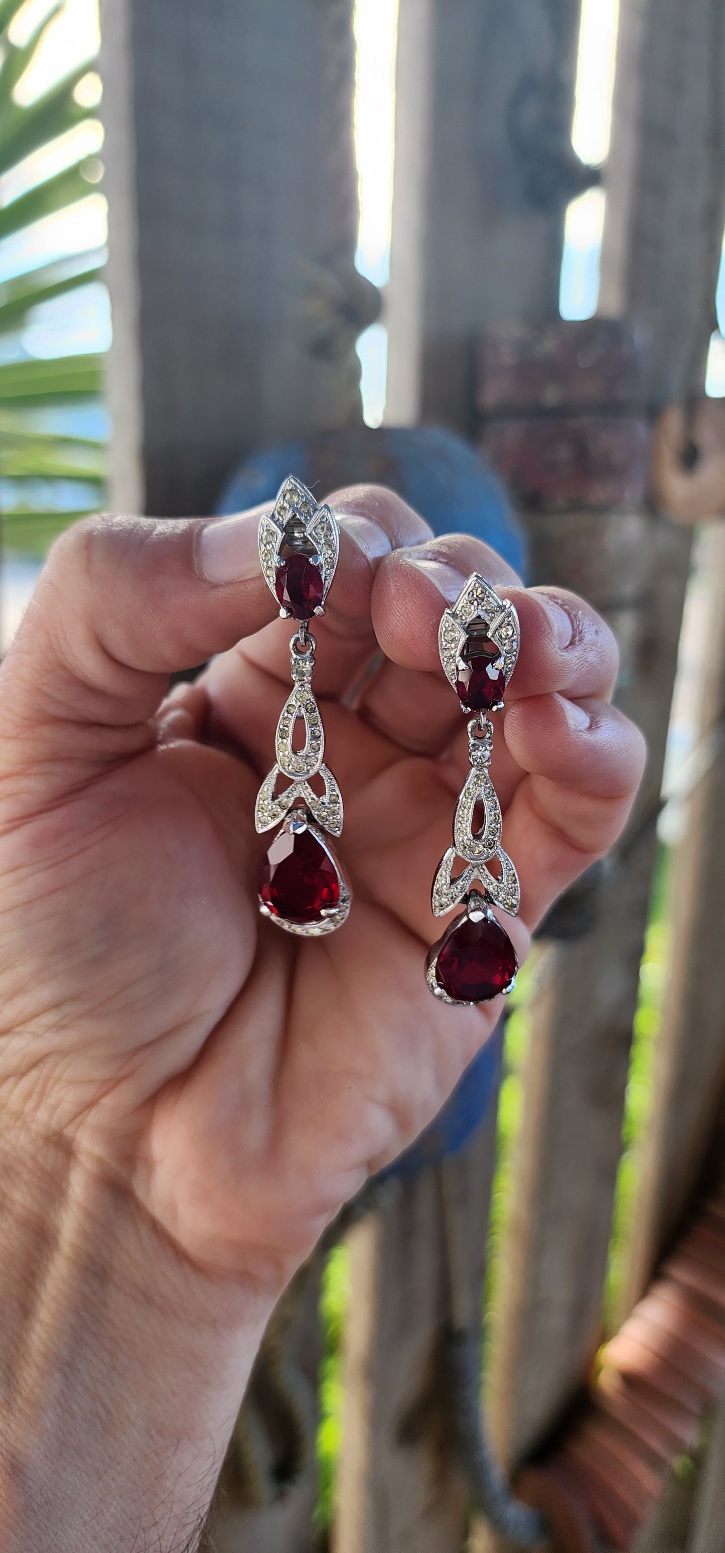 This marvelous vintage costume jewelry set—a starburst-meets-floral brooch paired with three-tiered drop clip-on earrings—is a rare and striking find from the 1960s, attributed to Ralph Polcini, a master Italian goldsmith.