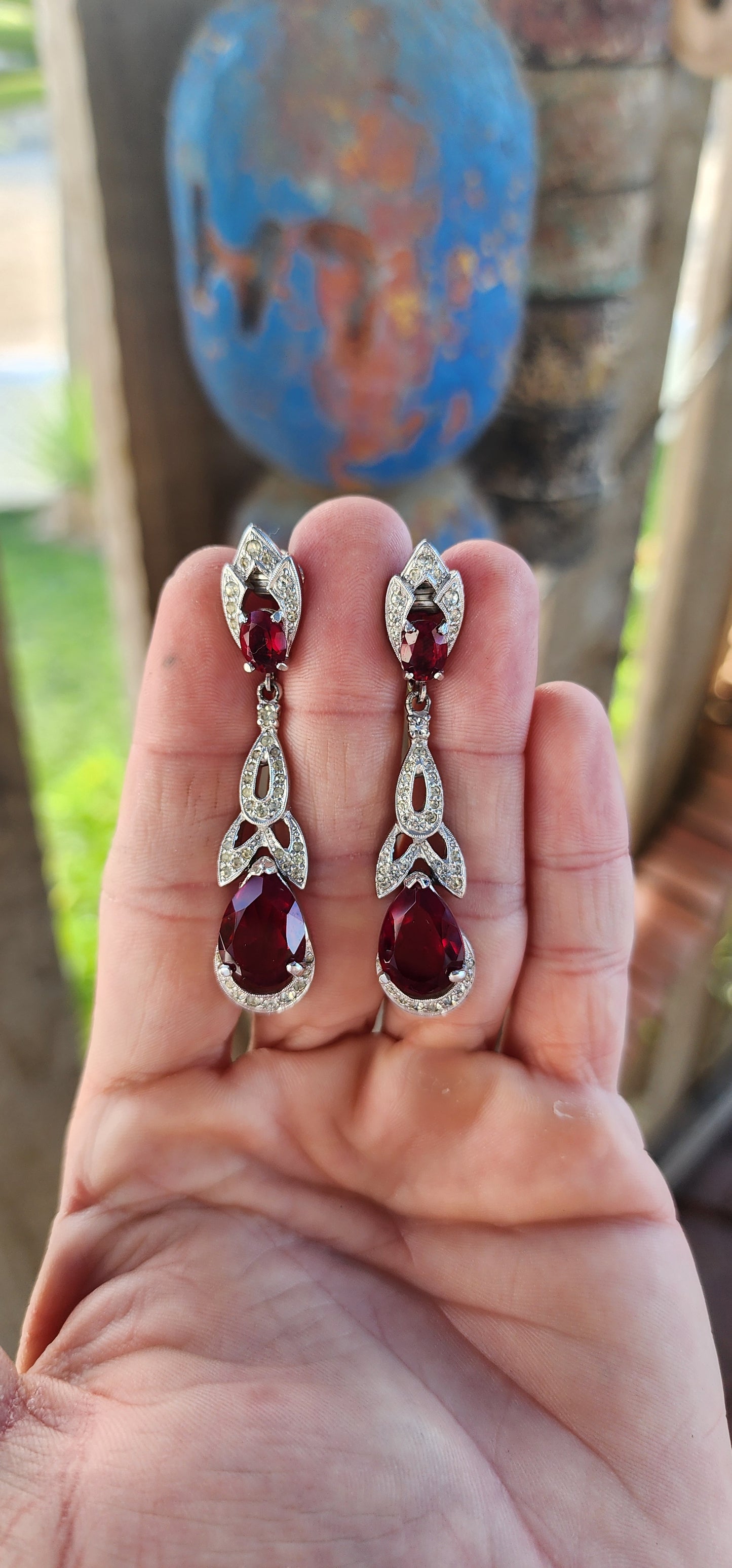 This marvelous vintage costume jewelry set—a starburst-meets-floral brooch paired with three-tiered drop clip-on earrings—is a rare and striking find from the 1960s, attributed to Ralph Polcini, a master Italian goldsmith.