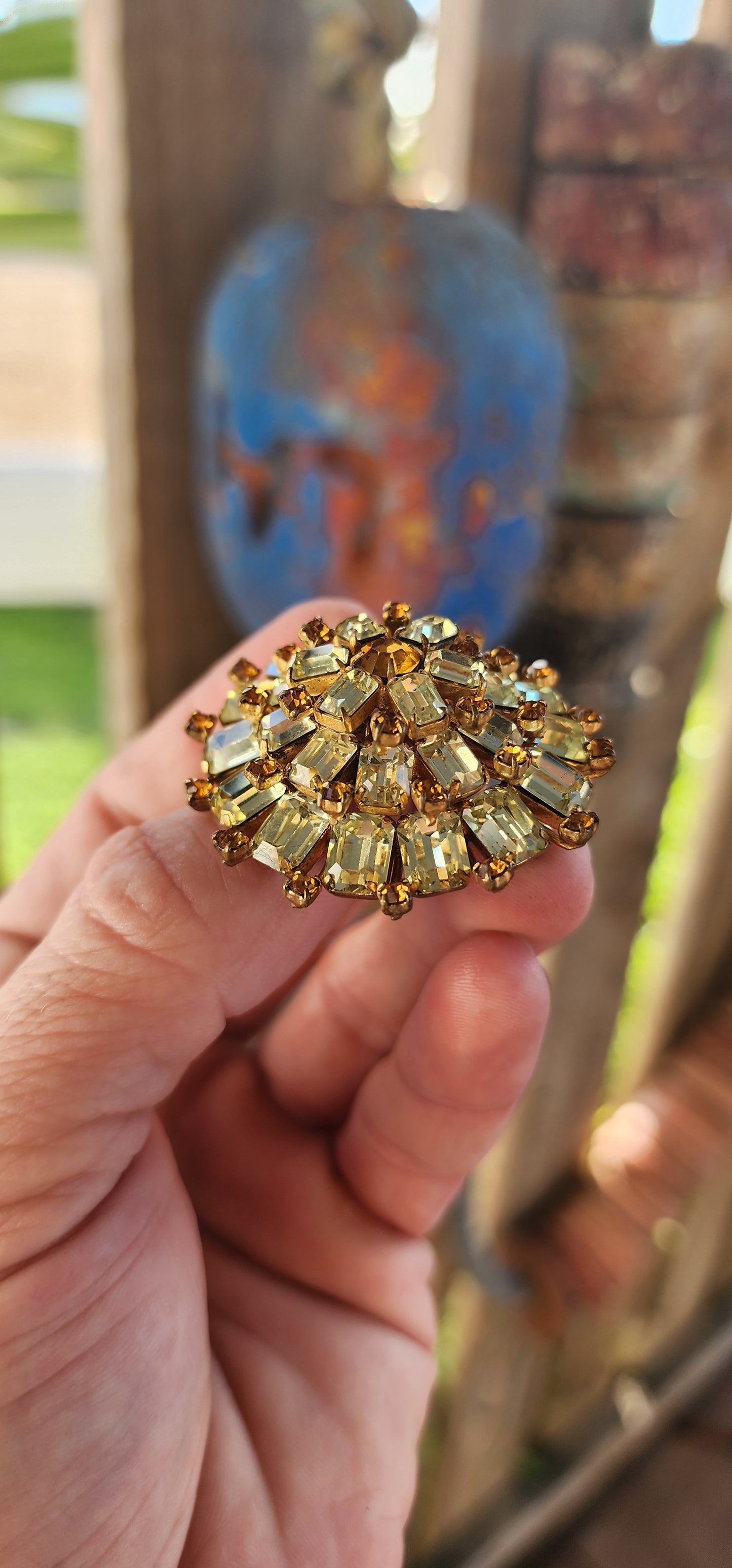 This 1950s vintage costume brooch is a dazzling statement piece that radiates mid-century glamour!
Crafted in a three-tiered domed sunburst shape, this brooch is an explosion of sparkle and sophistication.