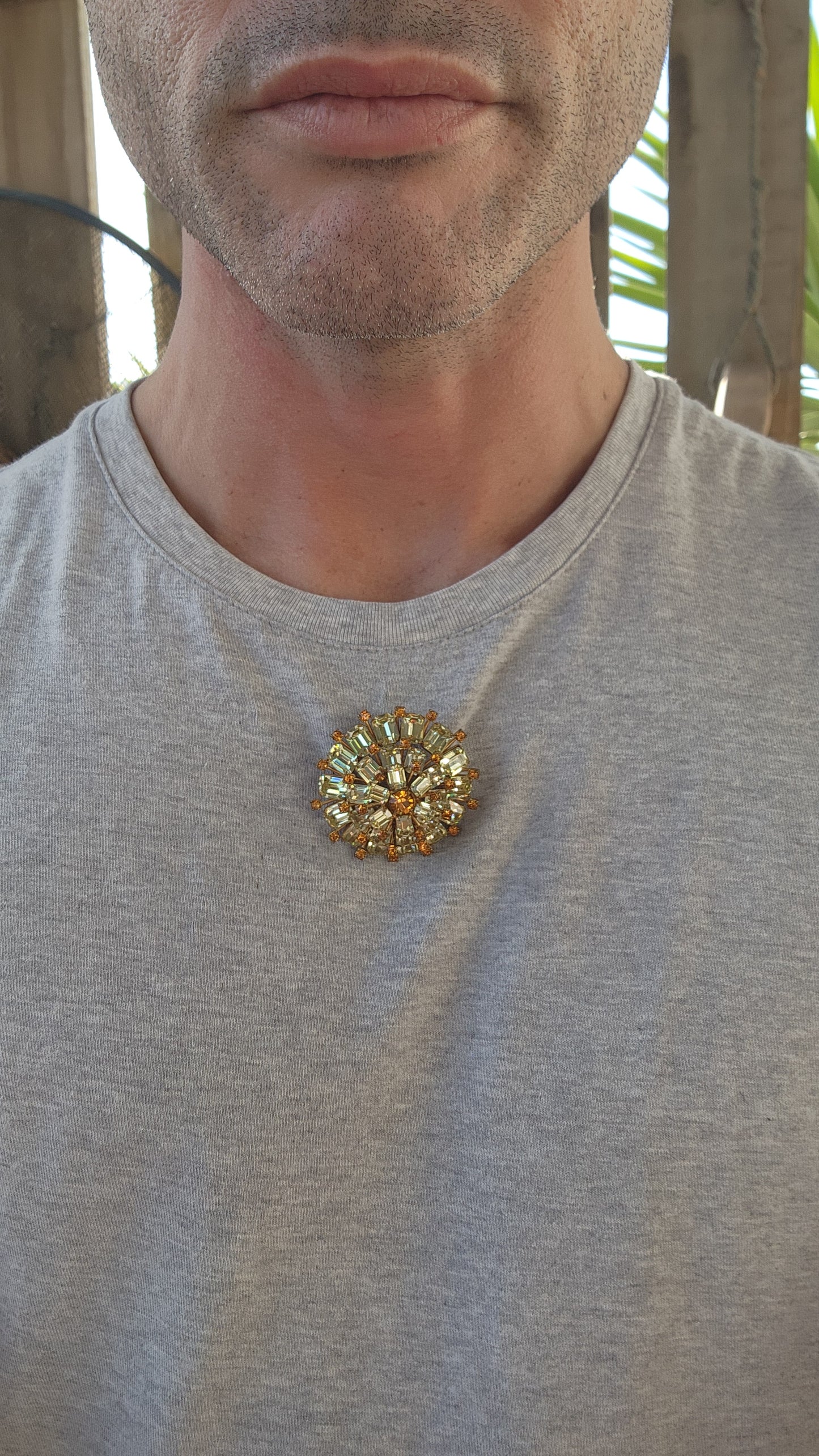 This 1950s vintage costume brooch is a dazzling statement piece that radiates mid-century glamour!
Crafted in a three-tiered domed sunburst shape, this brooch is an explosion of sparkle and sophistication.