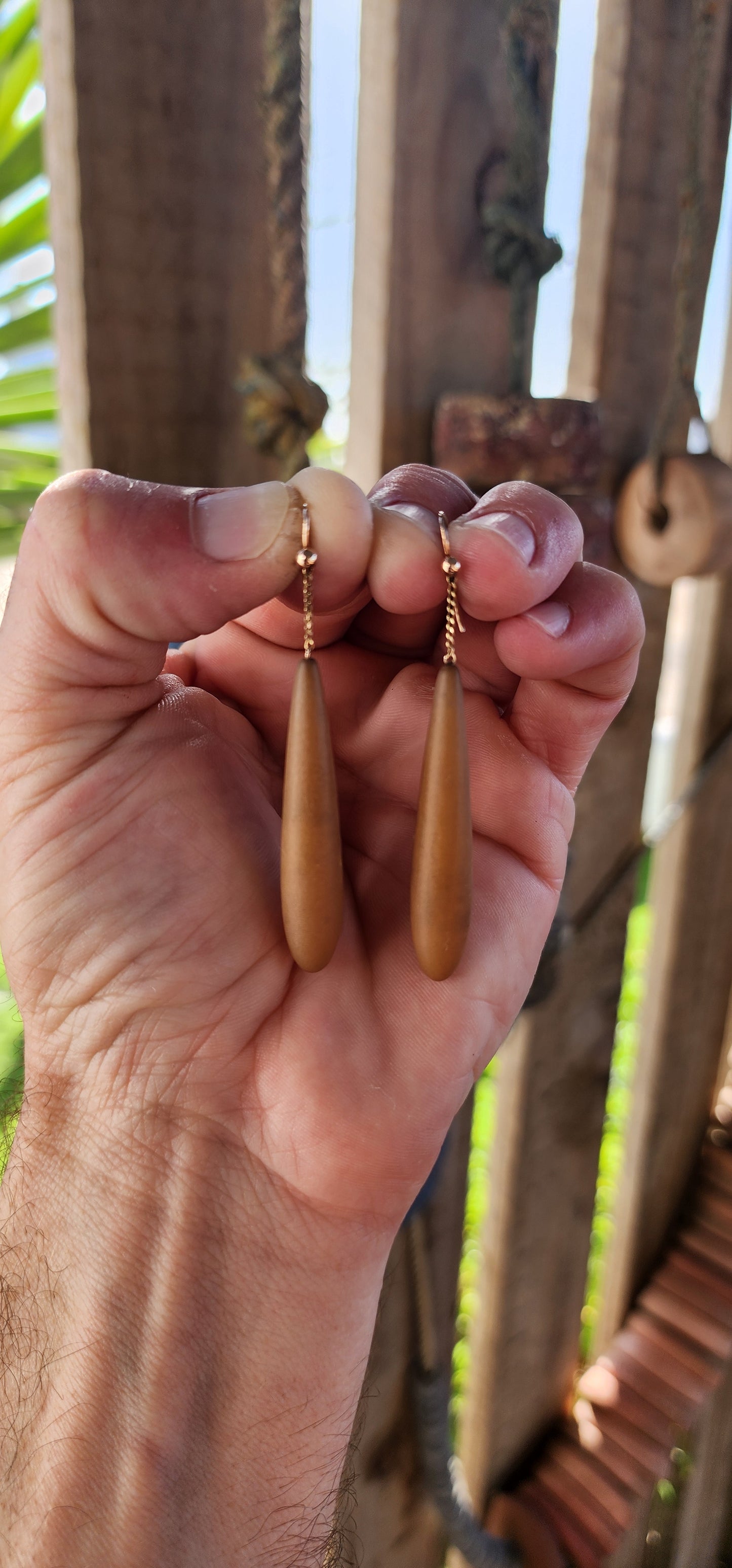 These antique Edwardian-era 9ct rose gold and caramel brown Bakelite torpedo drop earrings are a rare and stunning find that perfectly embody the elegance and craftsmanship of early 20th-century jewelry.