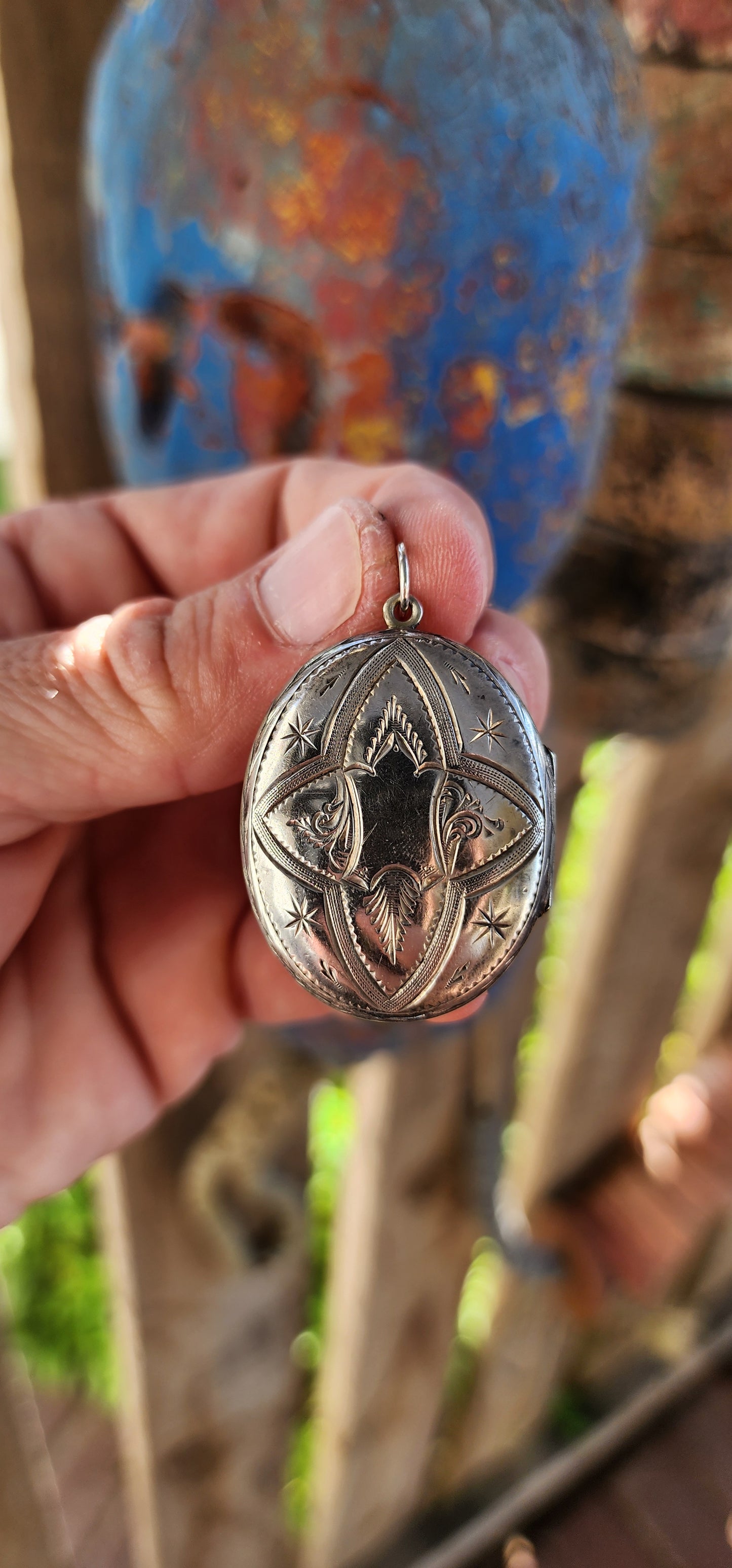 This magnificent antique Victorian-era sterling silver oval keepsake locket is a testament to the era's love for sentimentality and intricate craftsmanship.