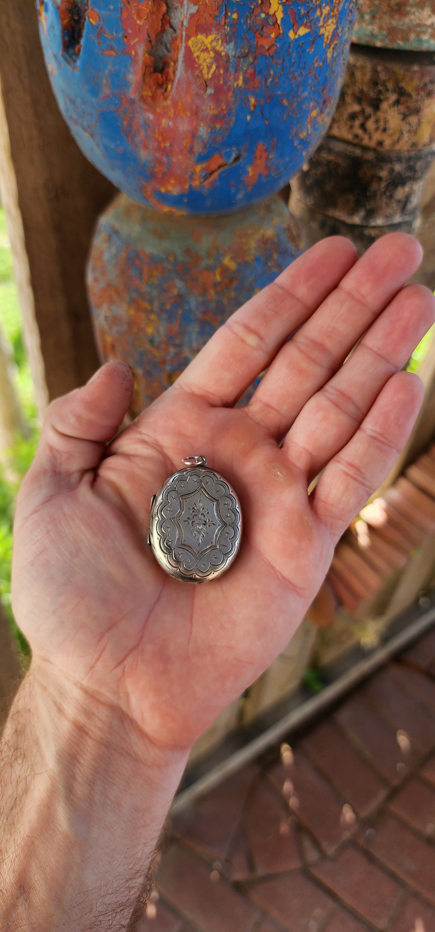 This magnificent antique Victorian-era sterling silver oval keepsake locket is a testament to the era's love for sentimentality and intricate craftsmanship.