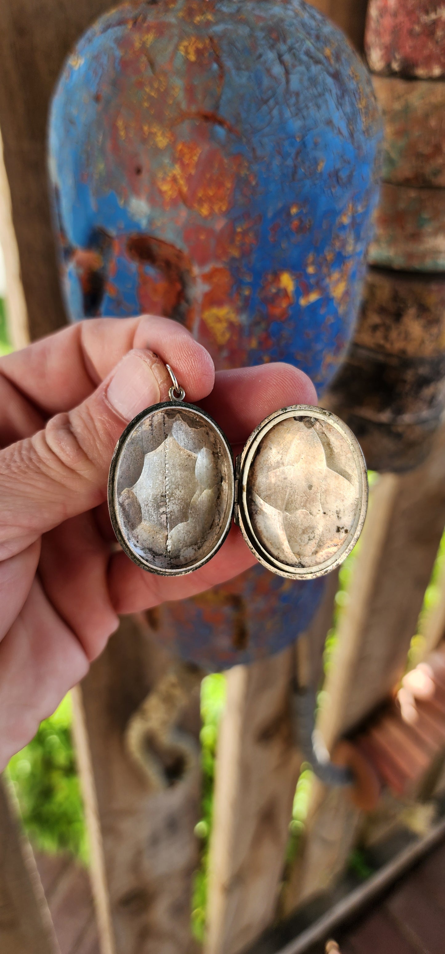 This magnificent antique Victorian-era sterling silver oval keepsake locket is a testament to the era's love for sentimentality and intricate craftsmanship.