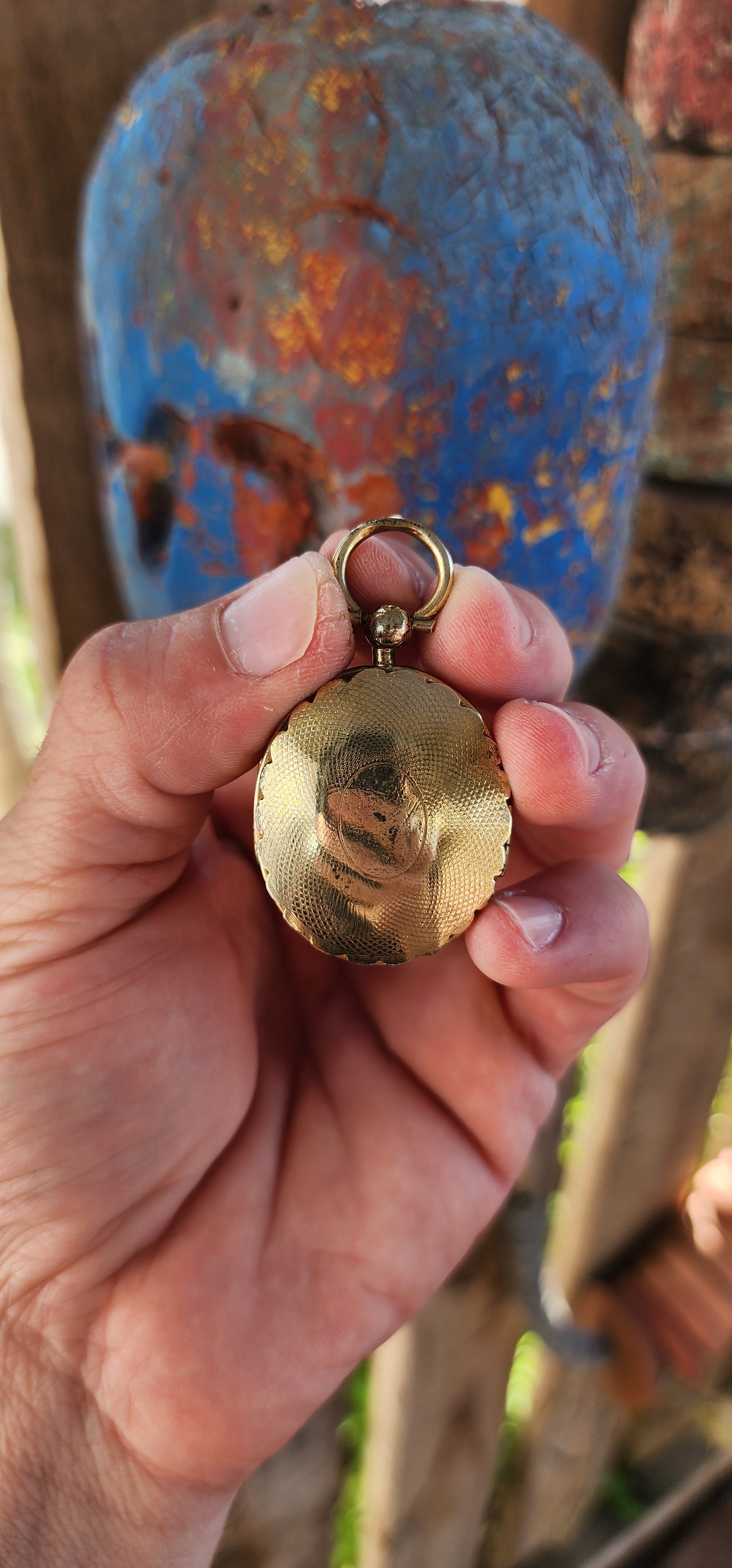 This Antique Victorian-era oval-shaped pinchbeck double keepsake locket is a beautiful and historically significant piece that embodies the sentimental and intricate craftsmanship of the 19th century.