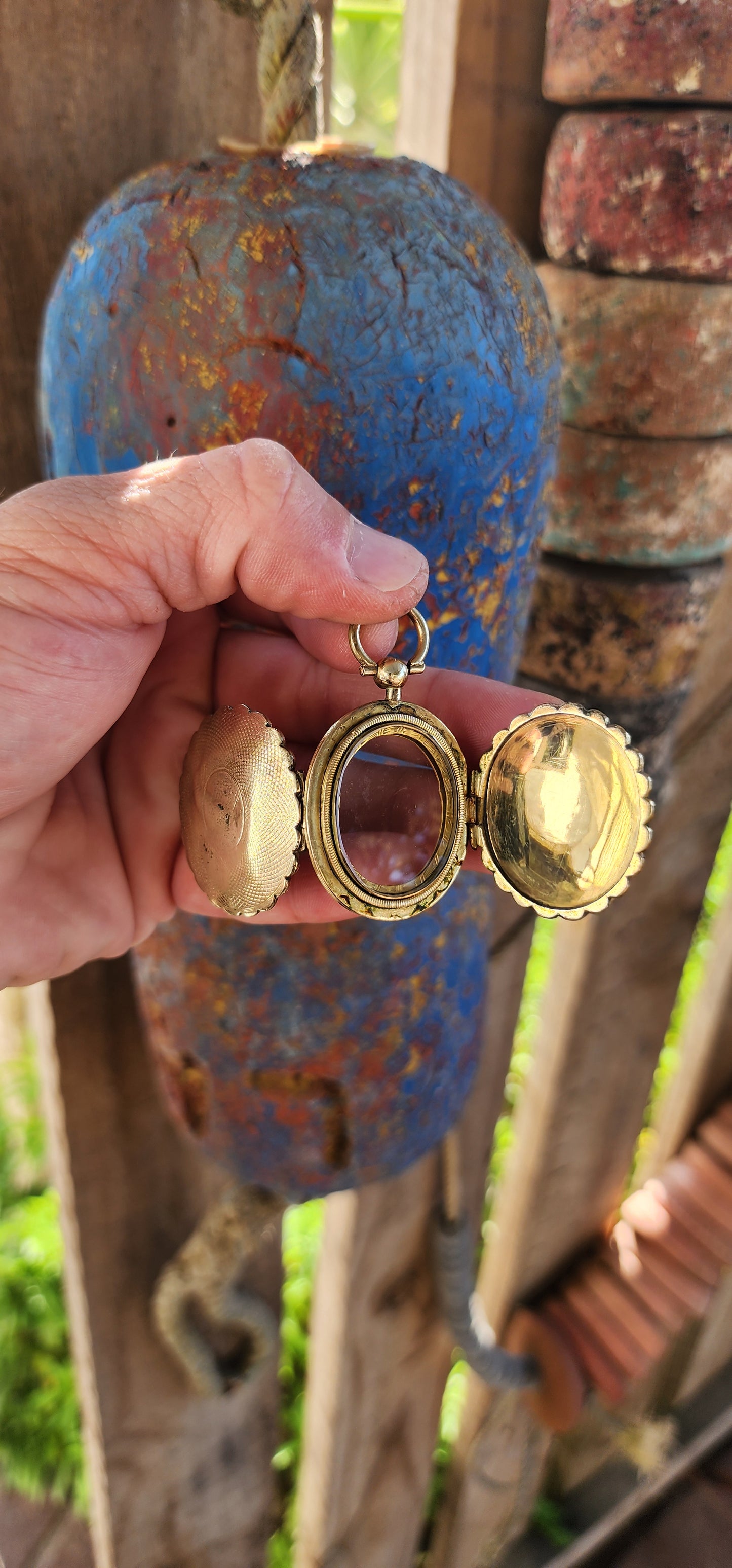 This Antique Victorian-era oval-shaped pinchbeck double keepsake locket is a beautiful and historically significant piece that embodies the sentimental and intricate craftsmanship of the 19th century.